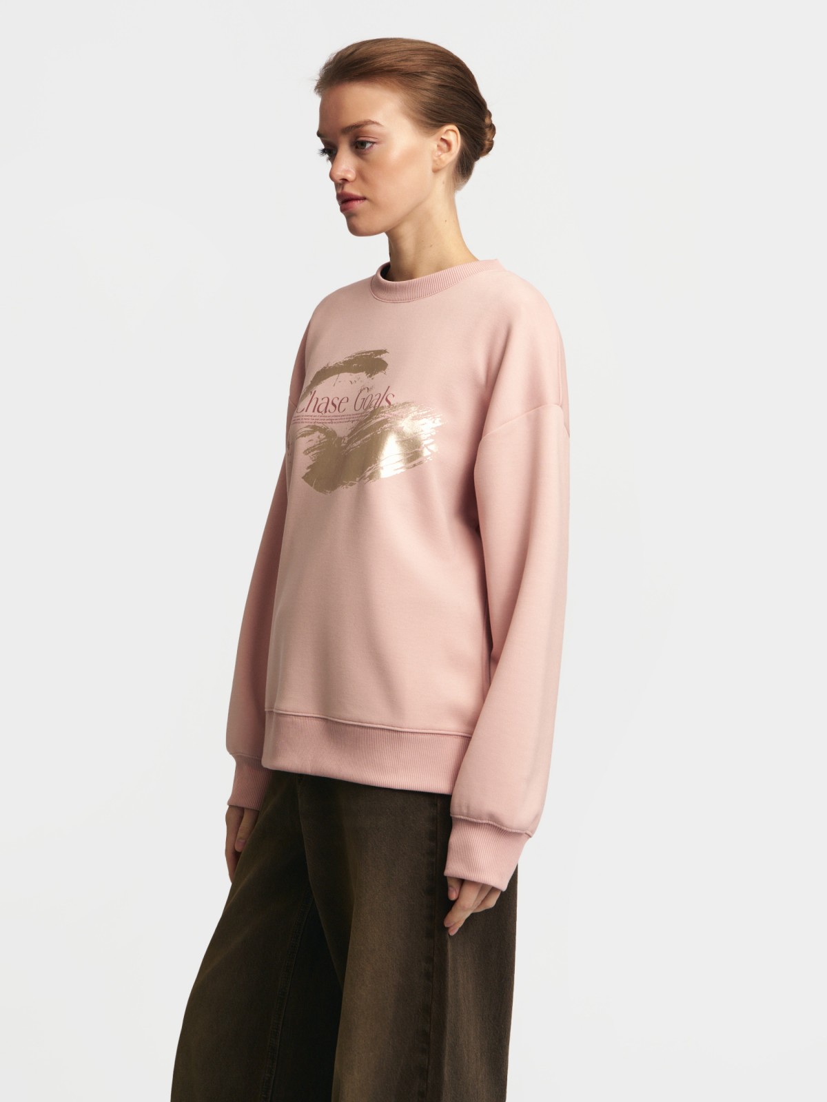 Свитшот с акцентным принтом на груди