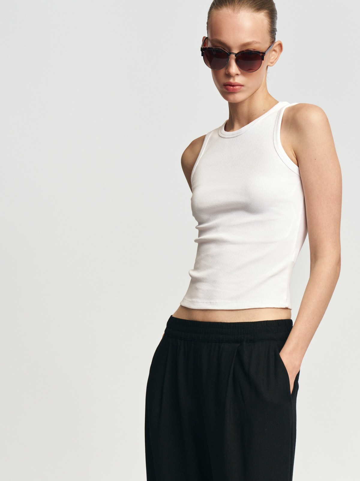 Трикотажный топ-майка без рукавов 699₽