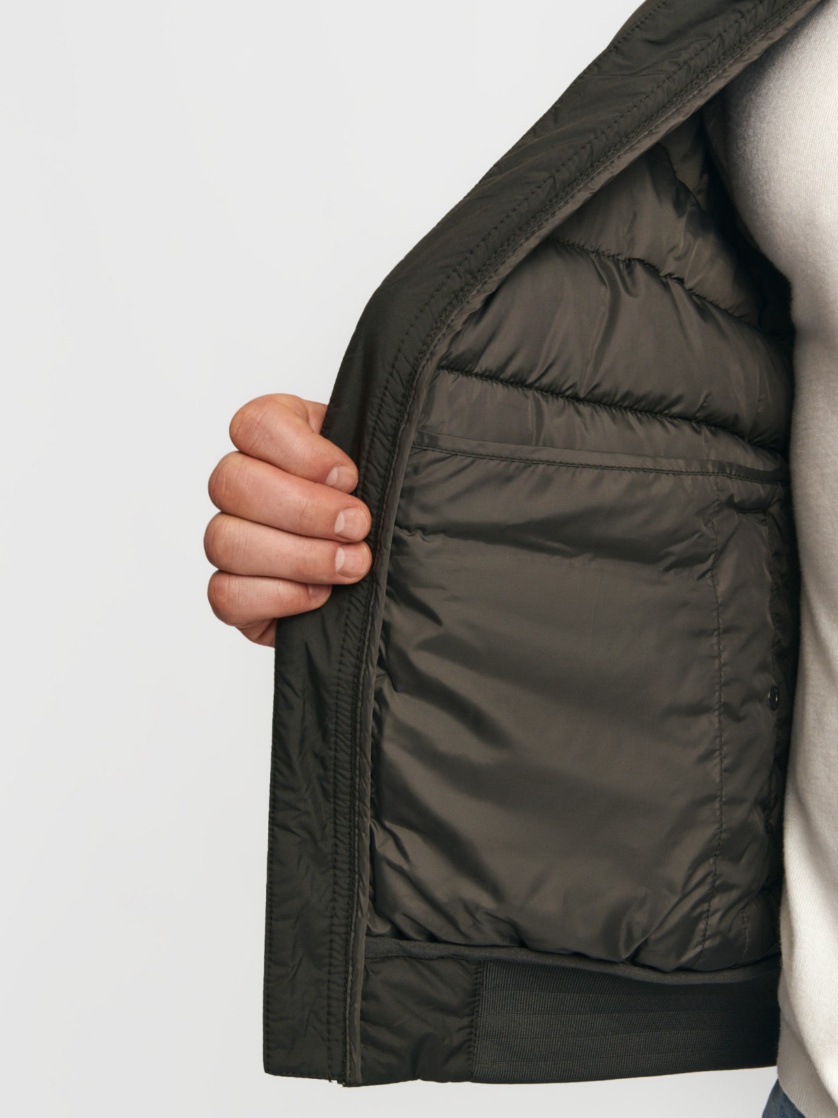 Лёгкая утеплённая куртка-бомбер с воротником-стойкой