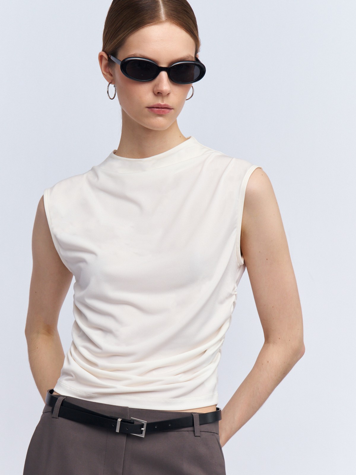 Трикотажный топ с горлом без рукавов 499₽