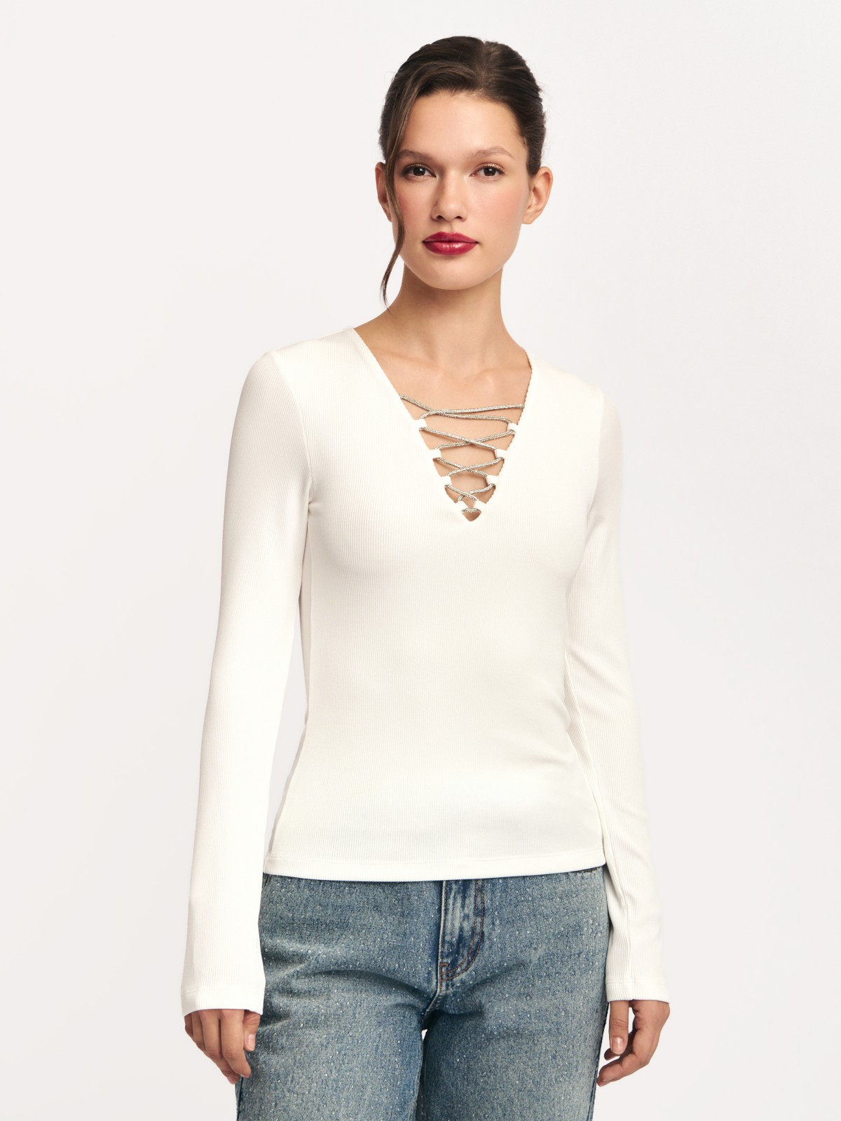 Блузка-лонгслив с вырезом и акцентной шнуровкой на груди