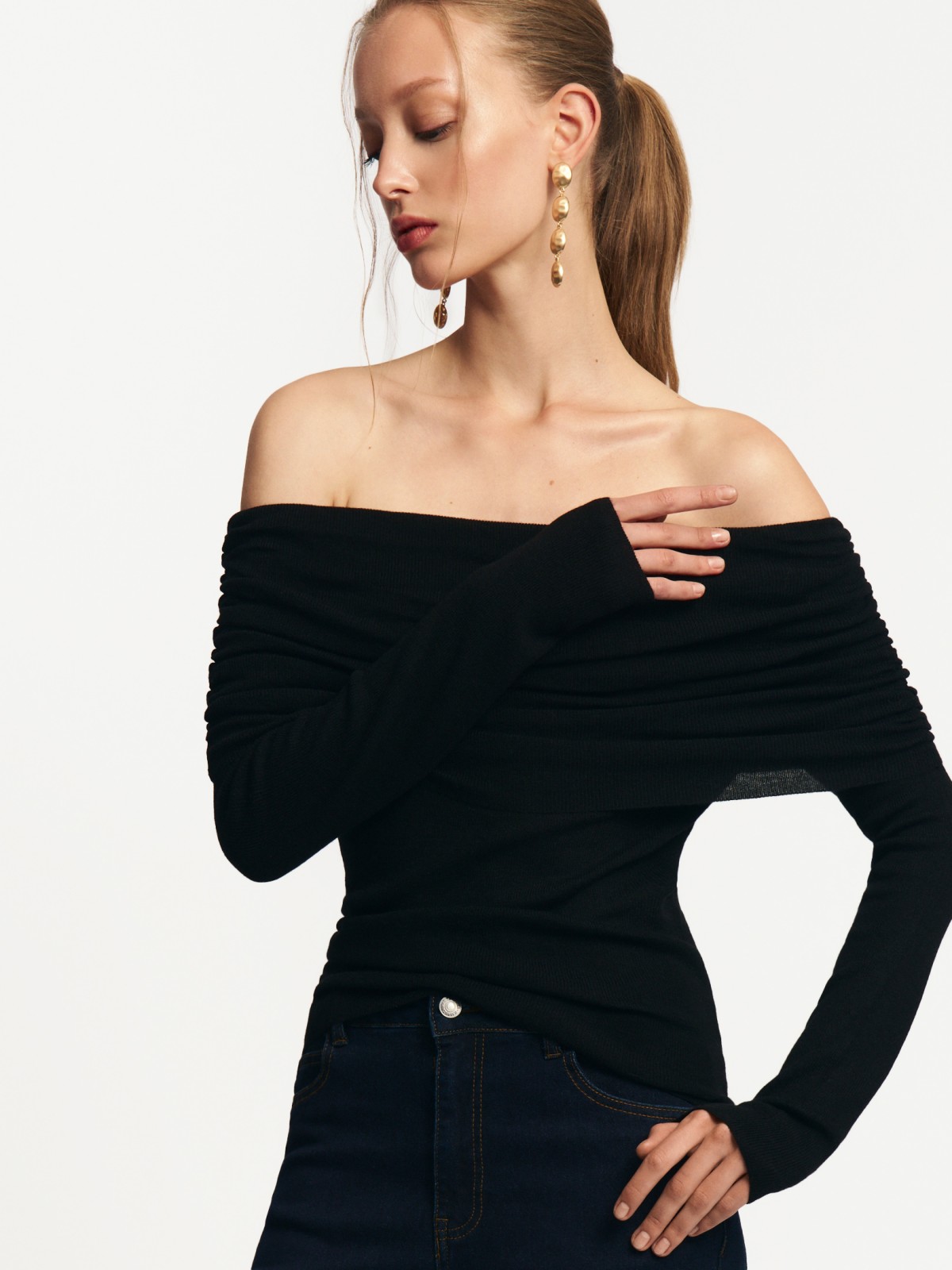 Трикотажный джемпер с открытыми плечами