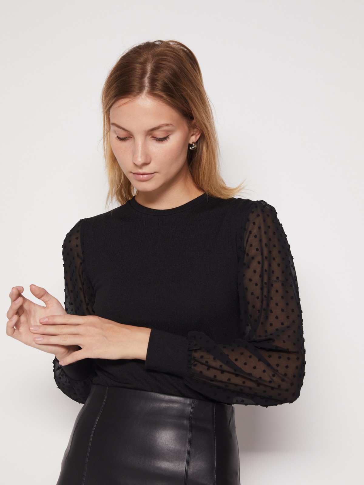 Блузка с акцентным рукавом