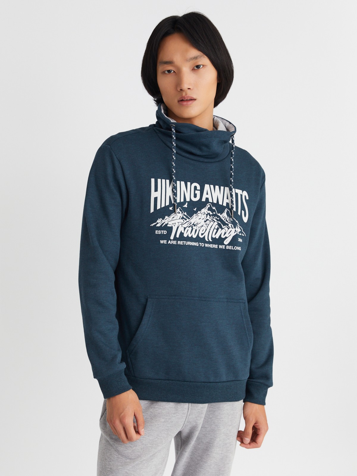 Утеплённый худи с воротником-хомутом и принтом-надписью на груди