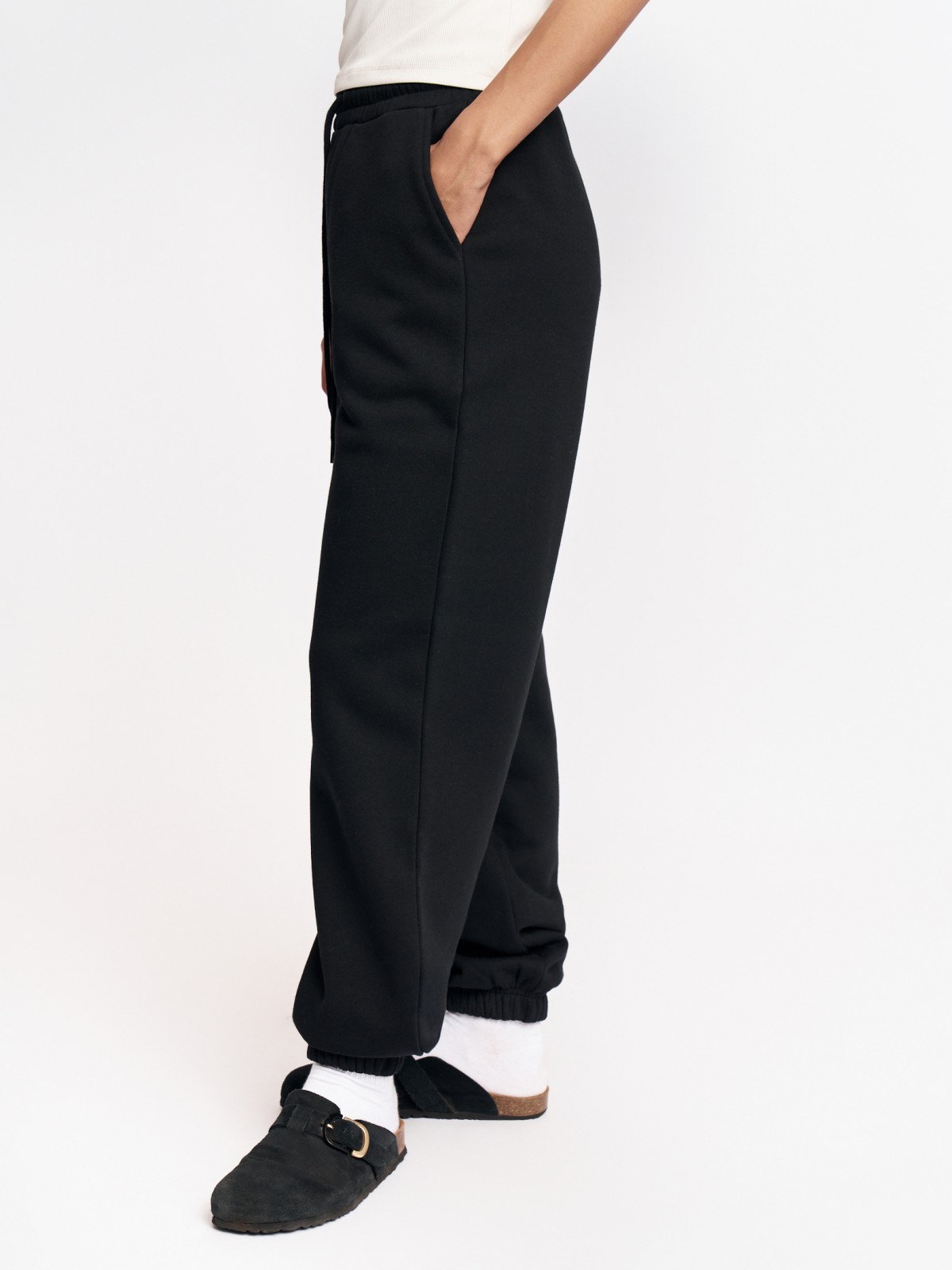 Утеплённые брюки-джоггеры на резинке