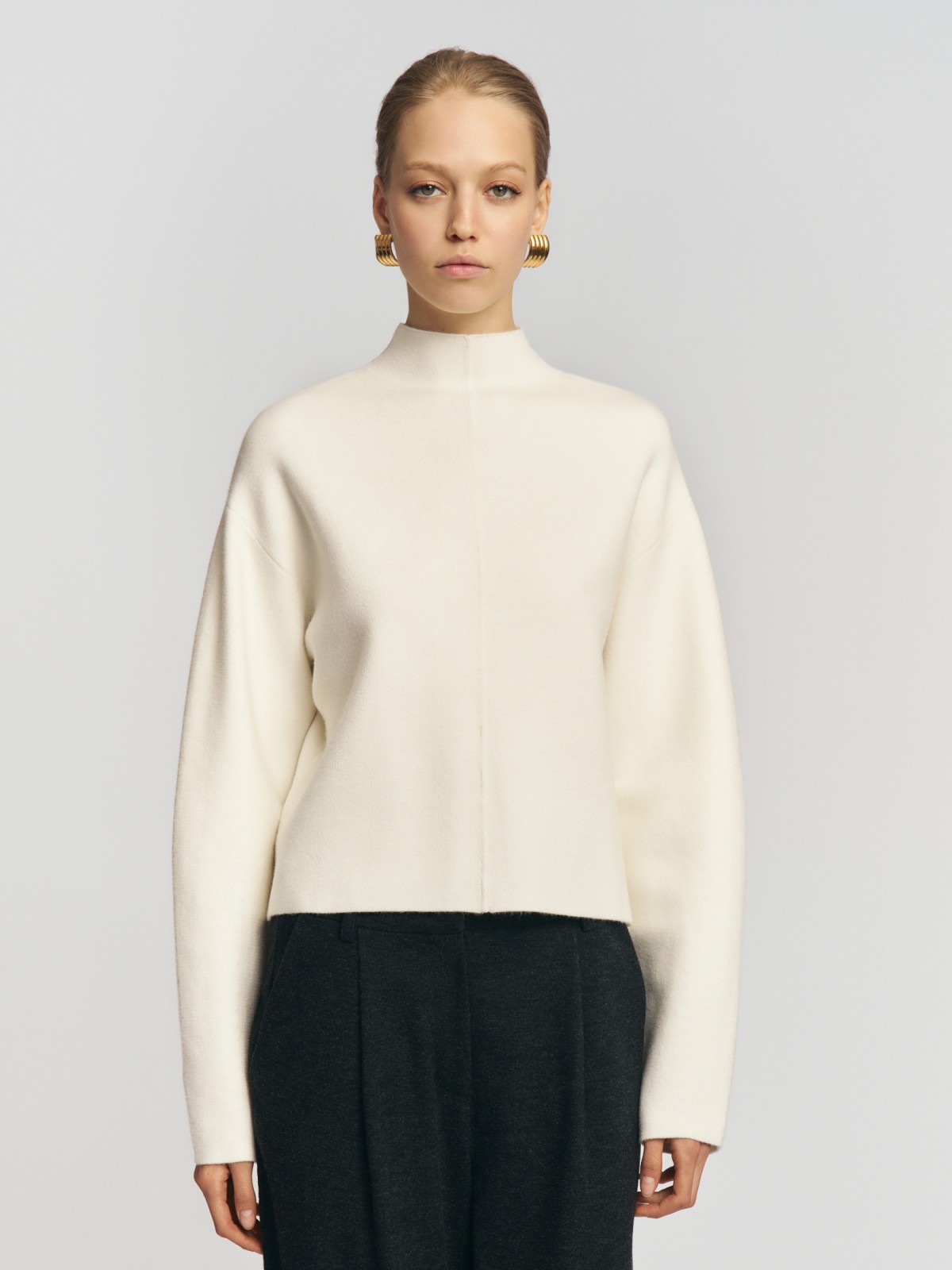 Трикотажный свитер с воротником-стойкой