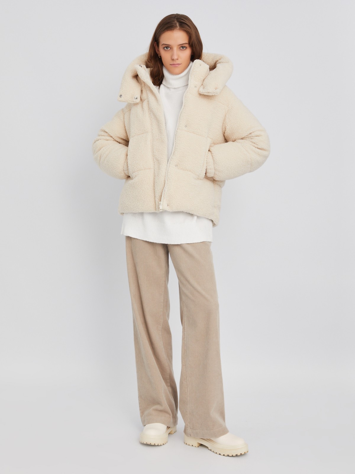 Короткая тёплая куртка-шуба из экомеха с капюшоном и двойным воротником zolla 023345550044, цвет молоко, размер XS - фото 2