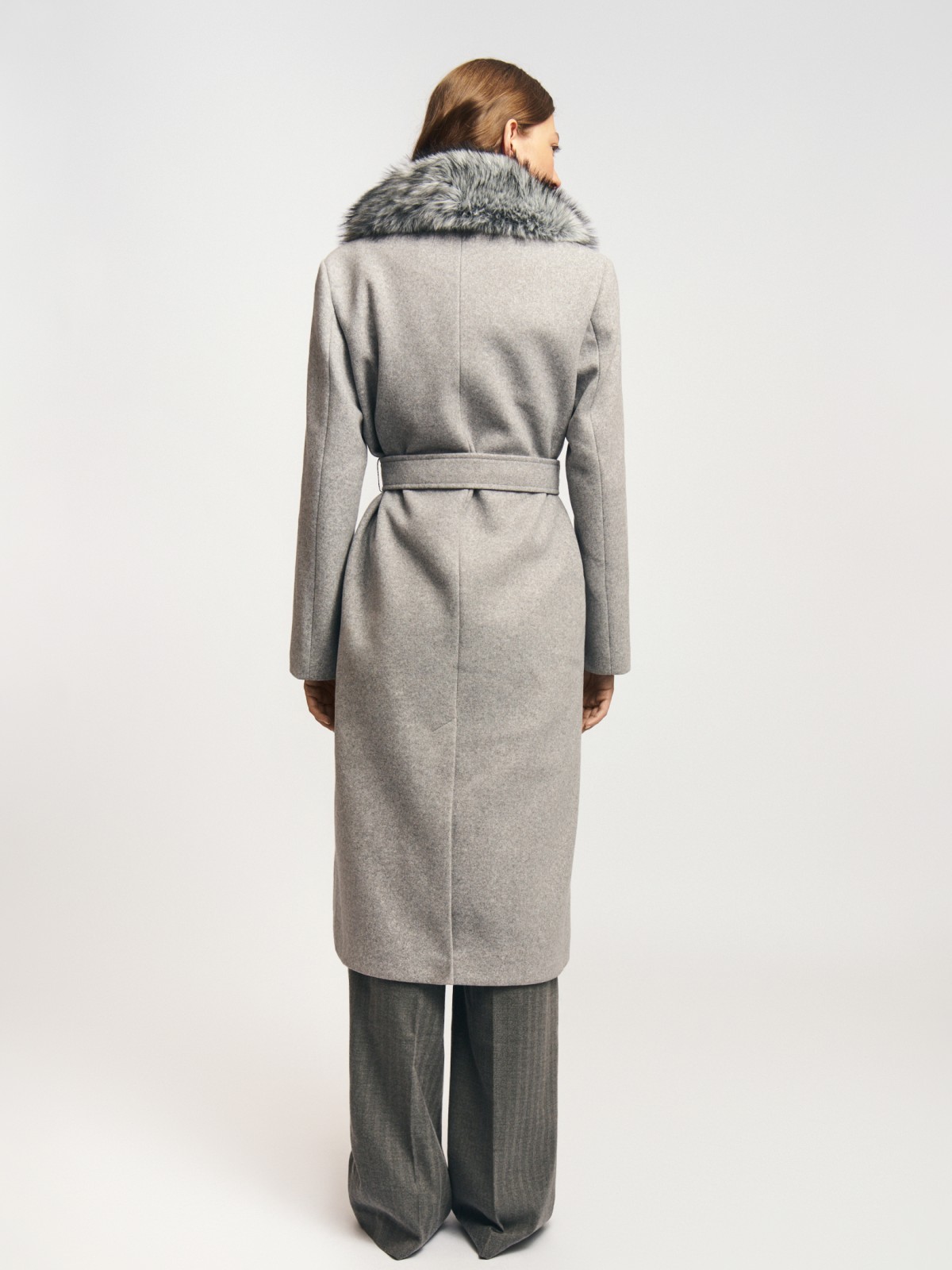 Пальто с меховым воротником и поясом