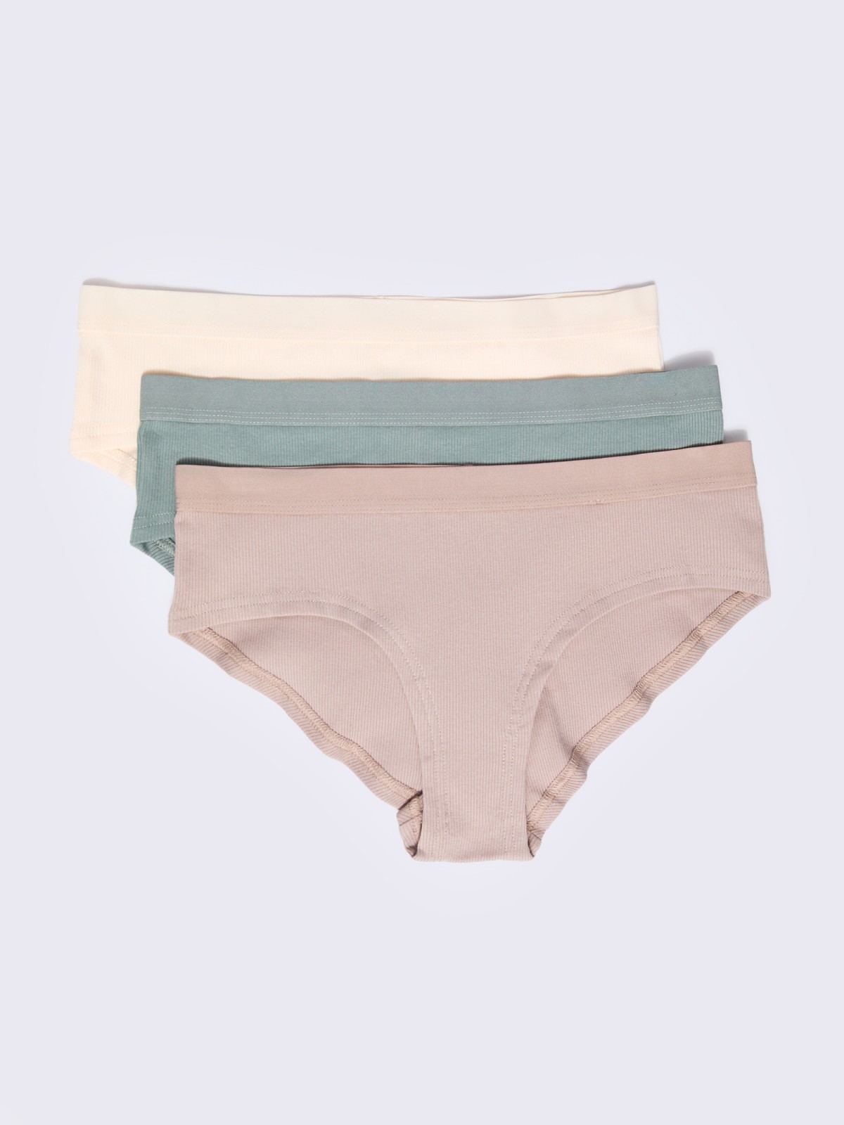 Набор трусов 3 шт в комплекте 499₽