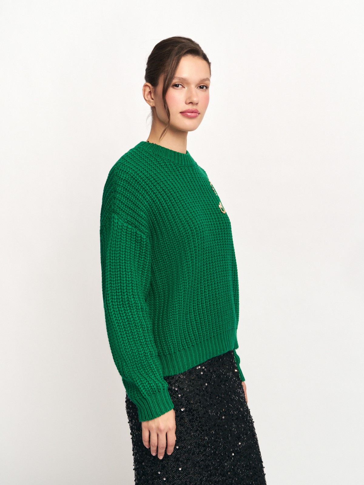 Вязаный джемпер с новогодними значками на груди