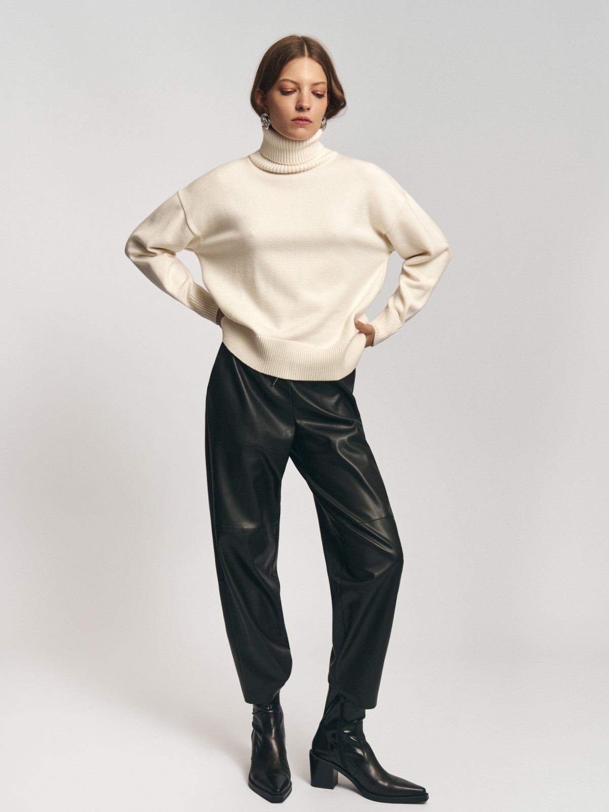 Брюки из экокожи с поясом на резинке