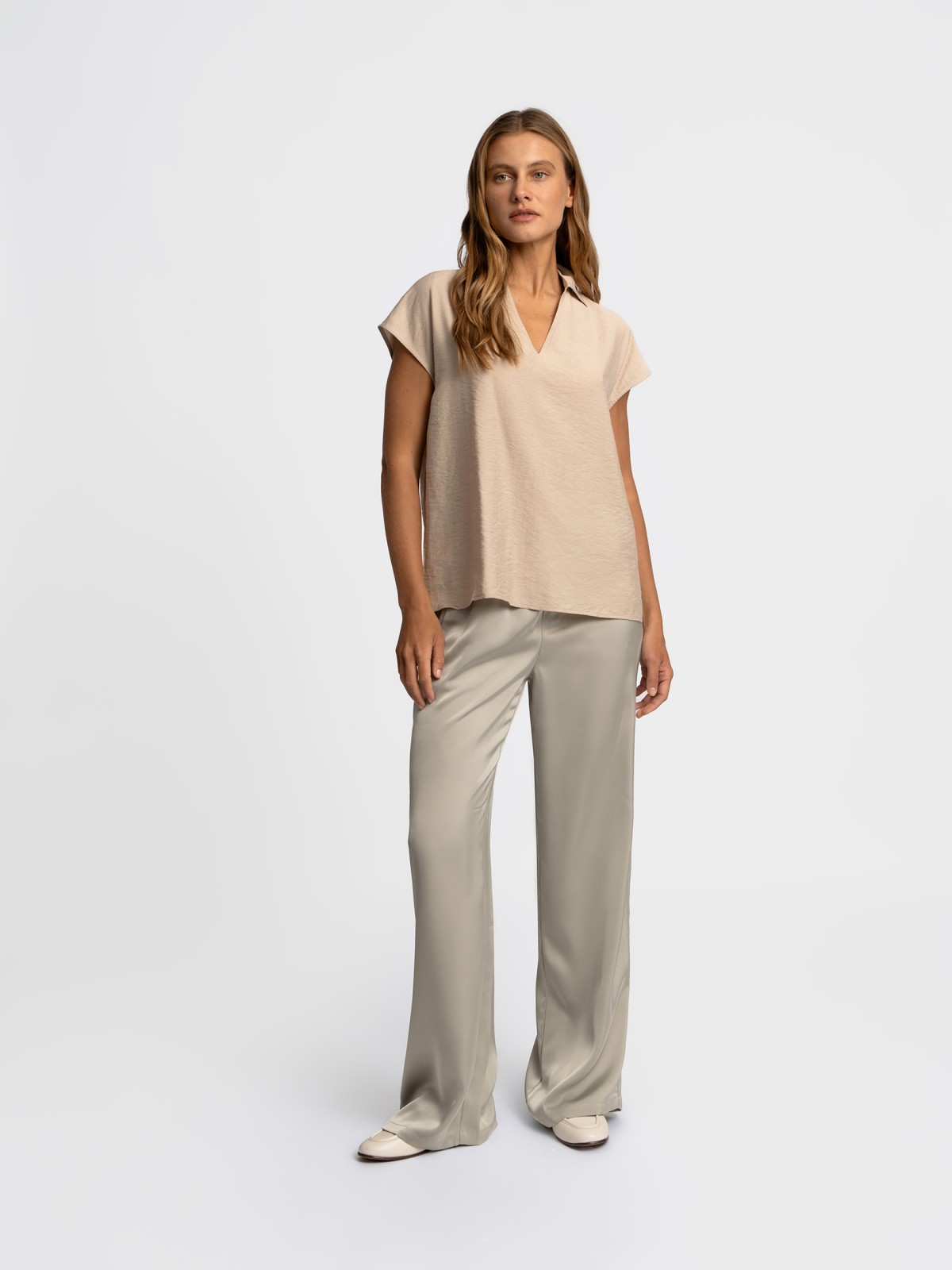 Блузка с вырезом и коротким рукавом