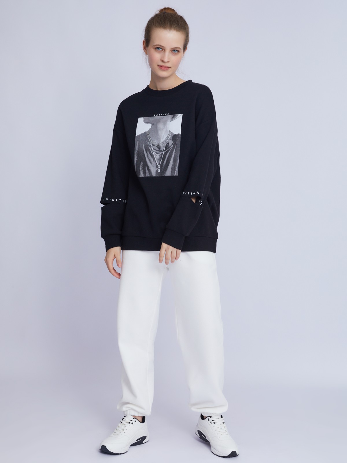 Свитшот оверсайз силуэта с декоративными разрезами и принтом