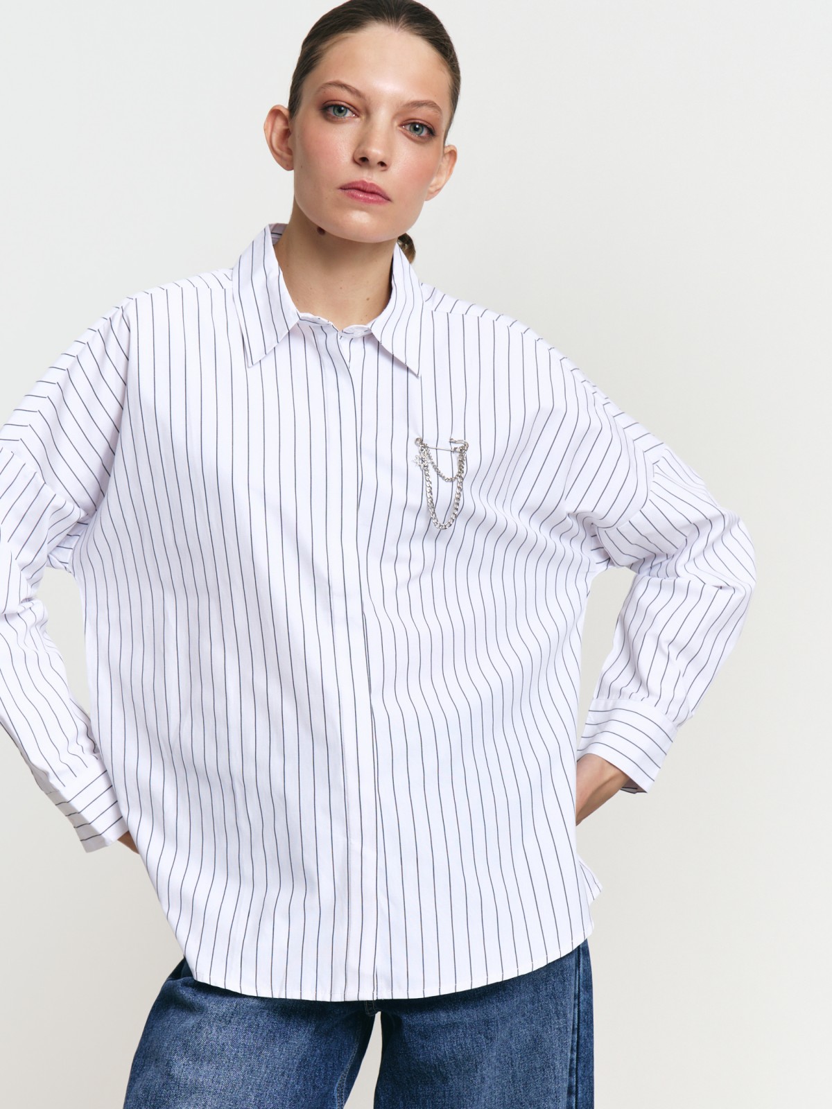 Офисная рубашка в полоску с декоративной брошью