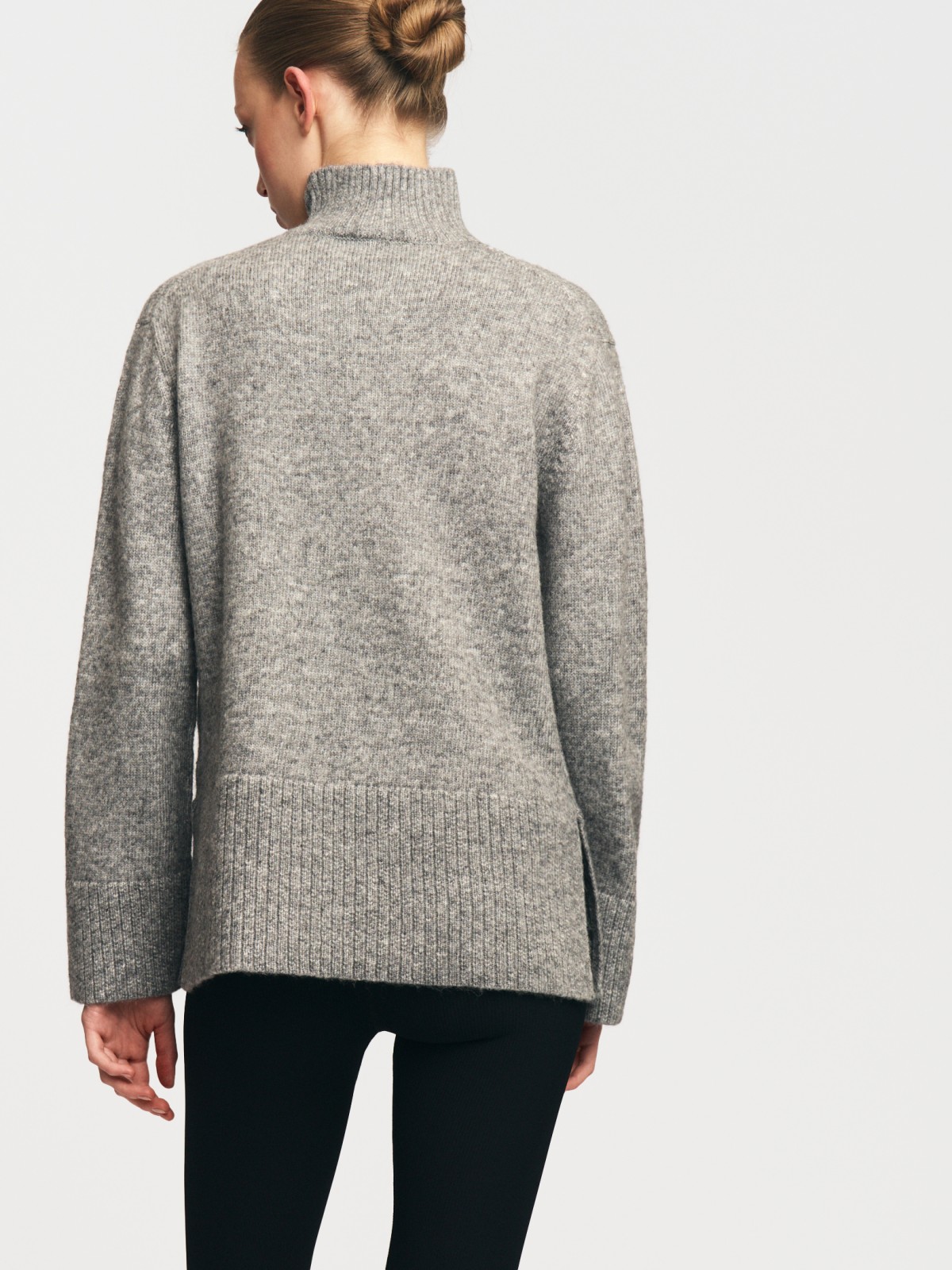 Вязаный свитер с воротником-стойкой