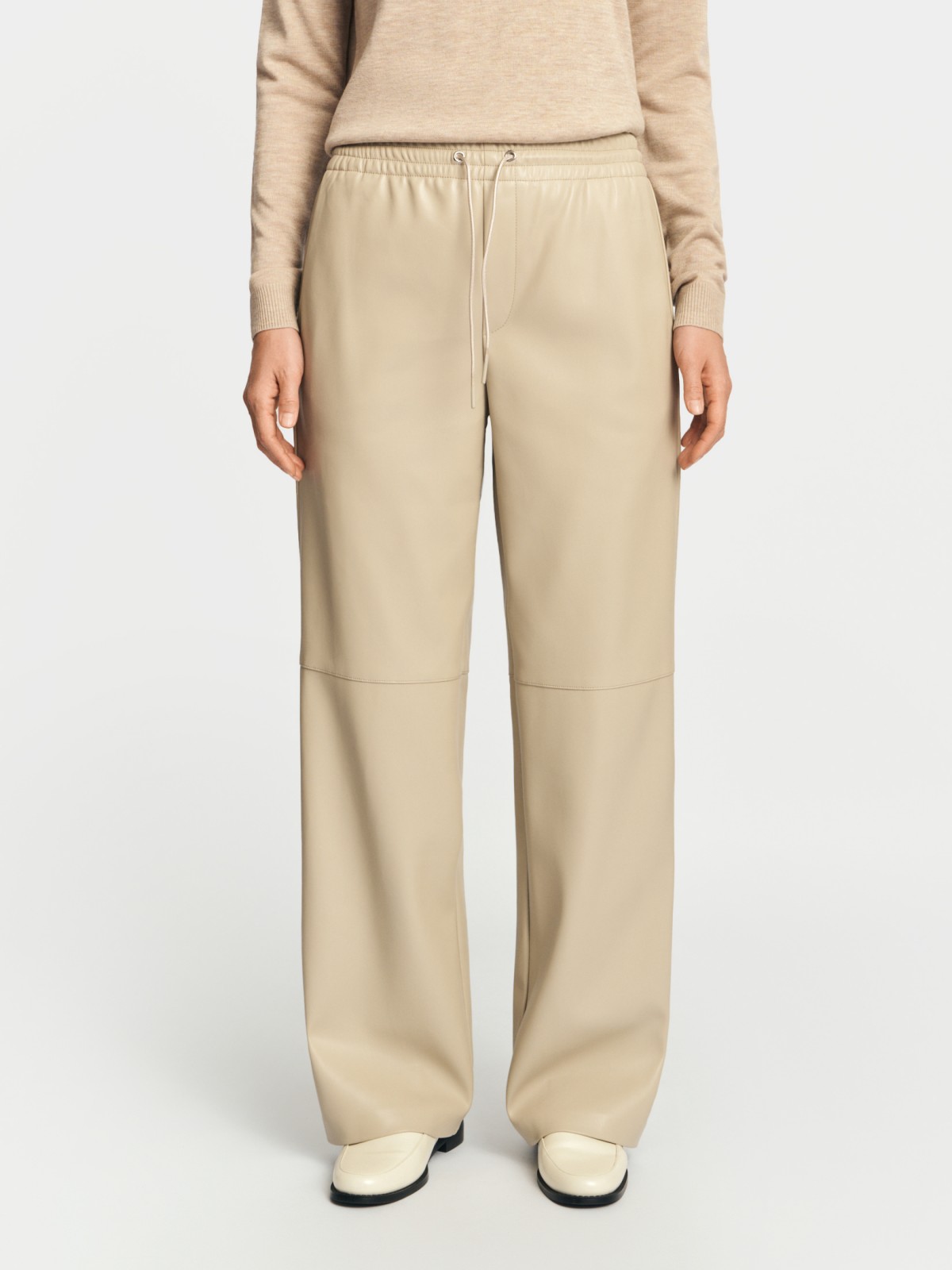 Брюки из экокожи с поясом на резинке