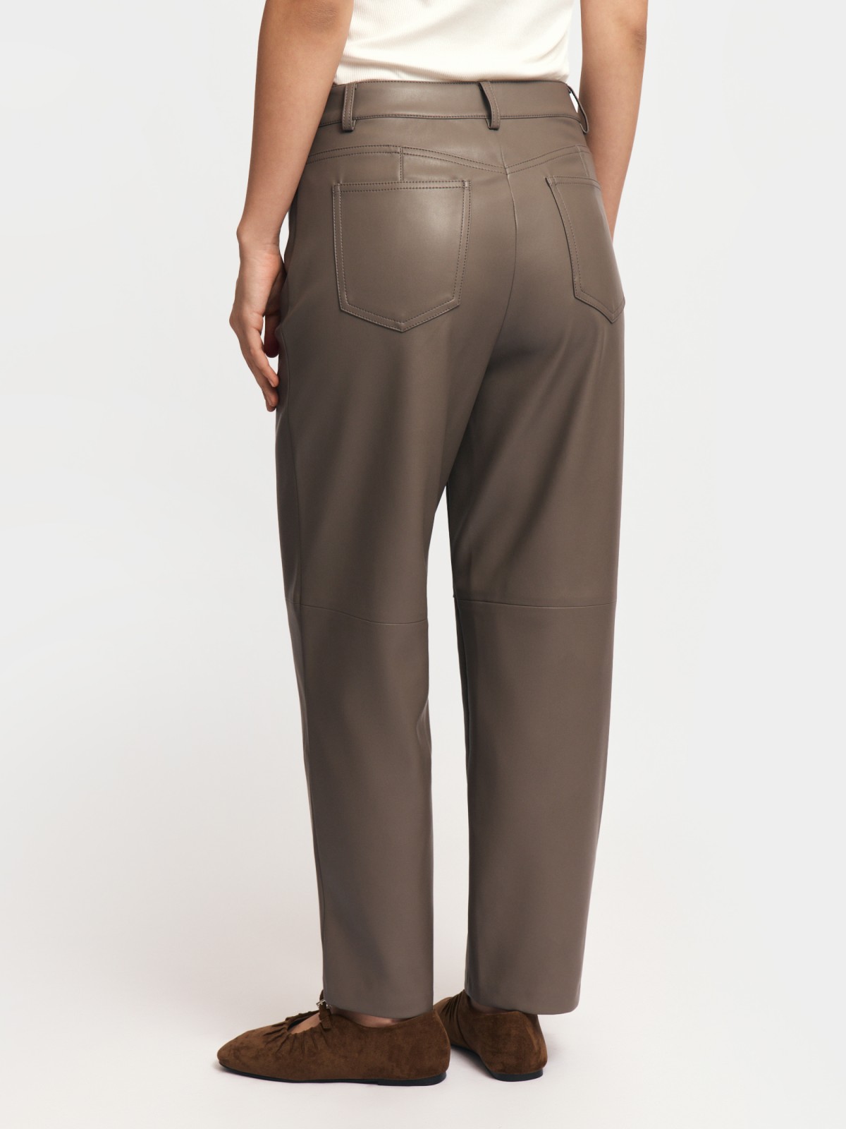 Зауженные брюки из экокожи