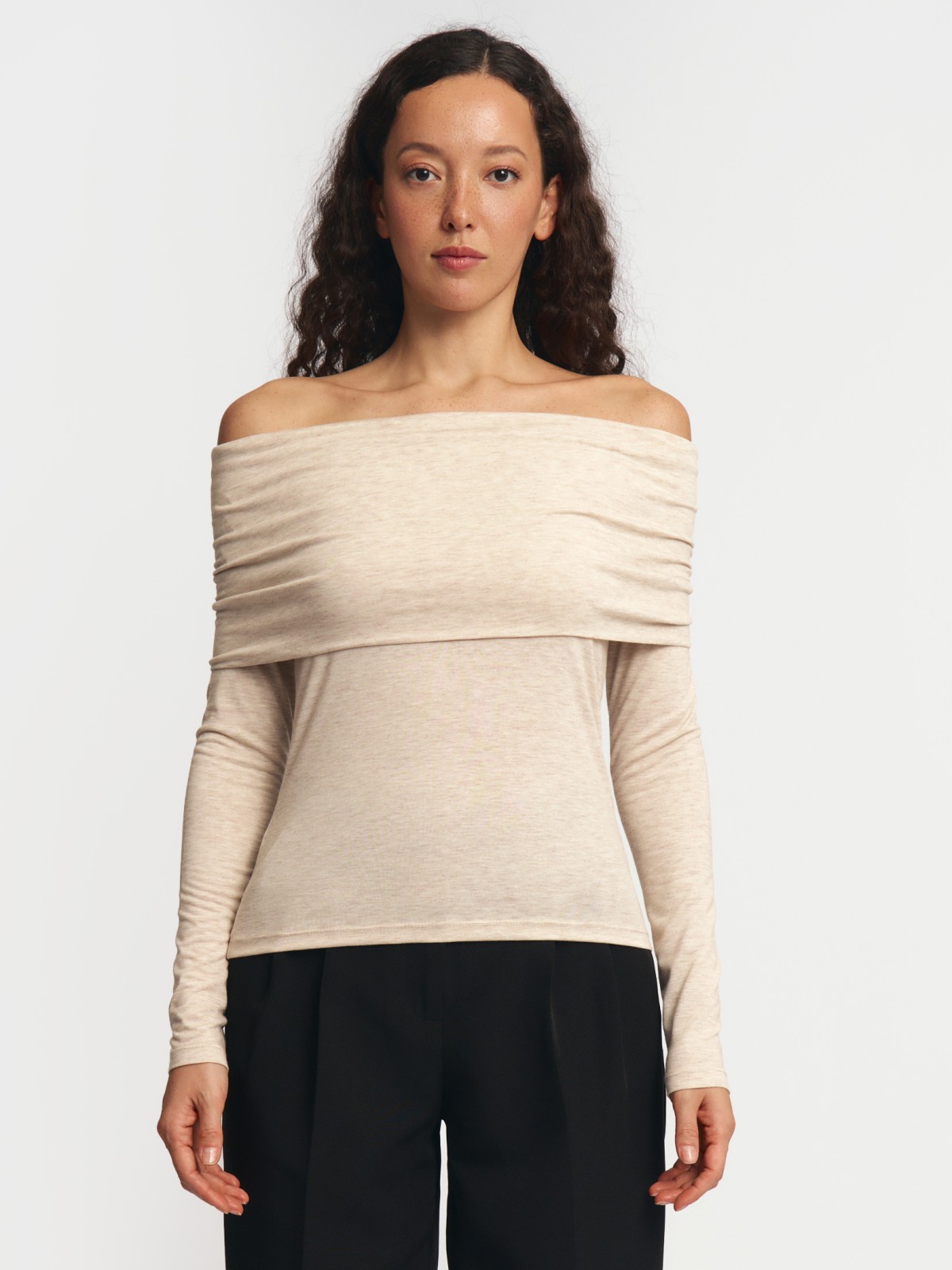 Трикотажный джемпер с открытыми плечами