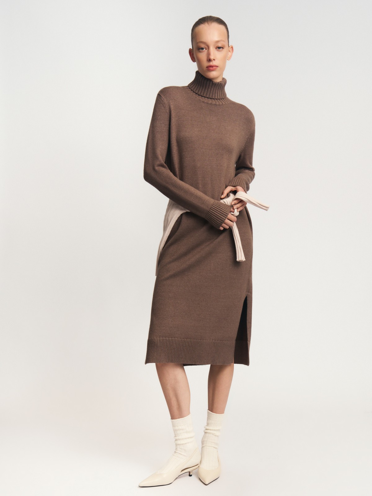 Вязаное платье-свитер с горлом