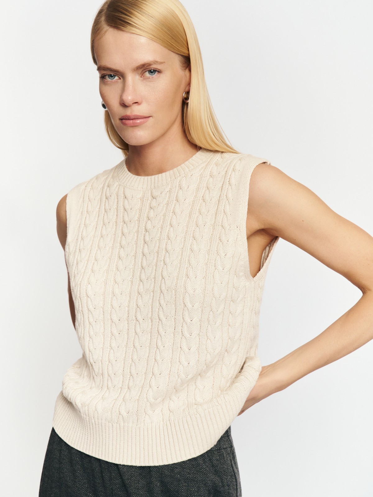 Вязаный жилет с косами без рукавов