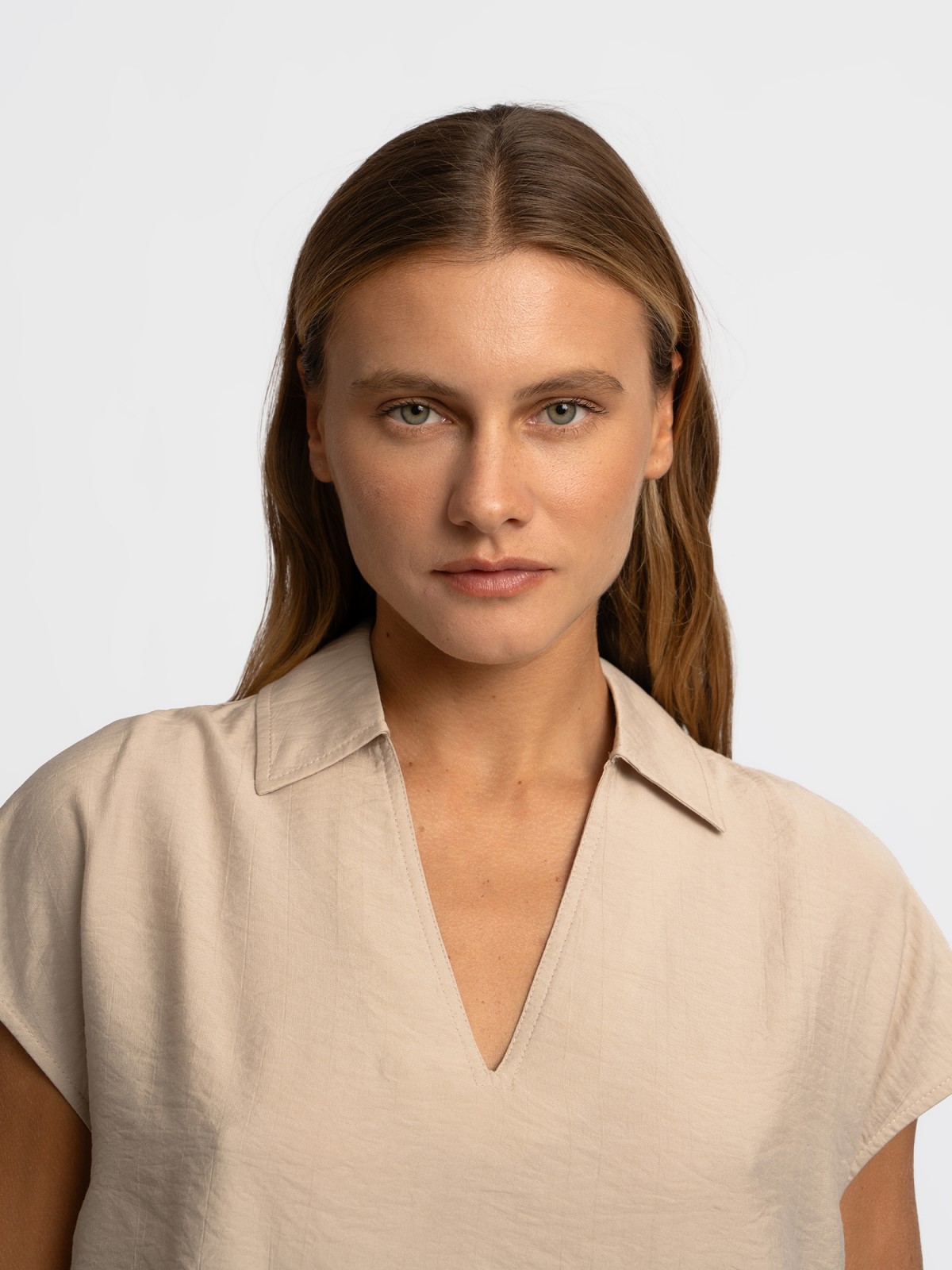 Блузка с вырезом и коротким рукавом