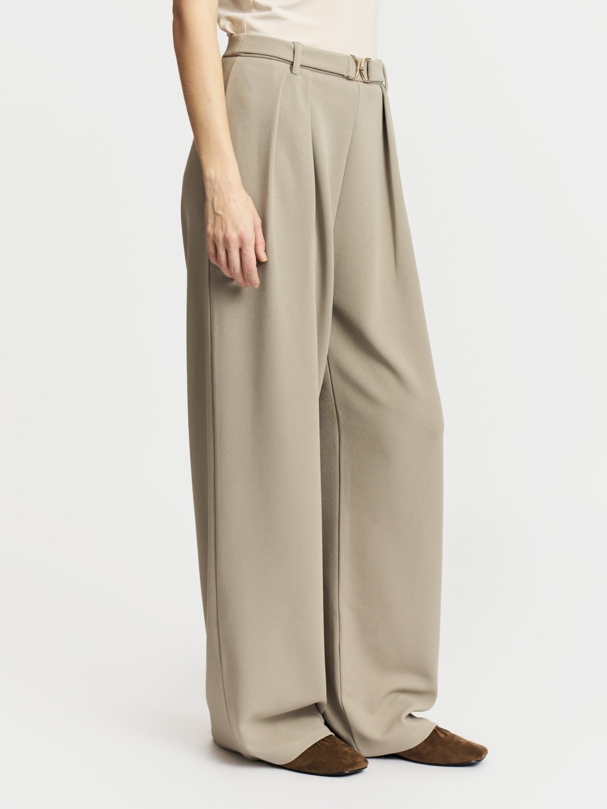 Прямые брюки на резинке с защипами