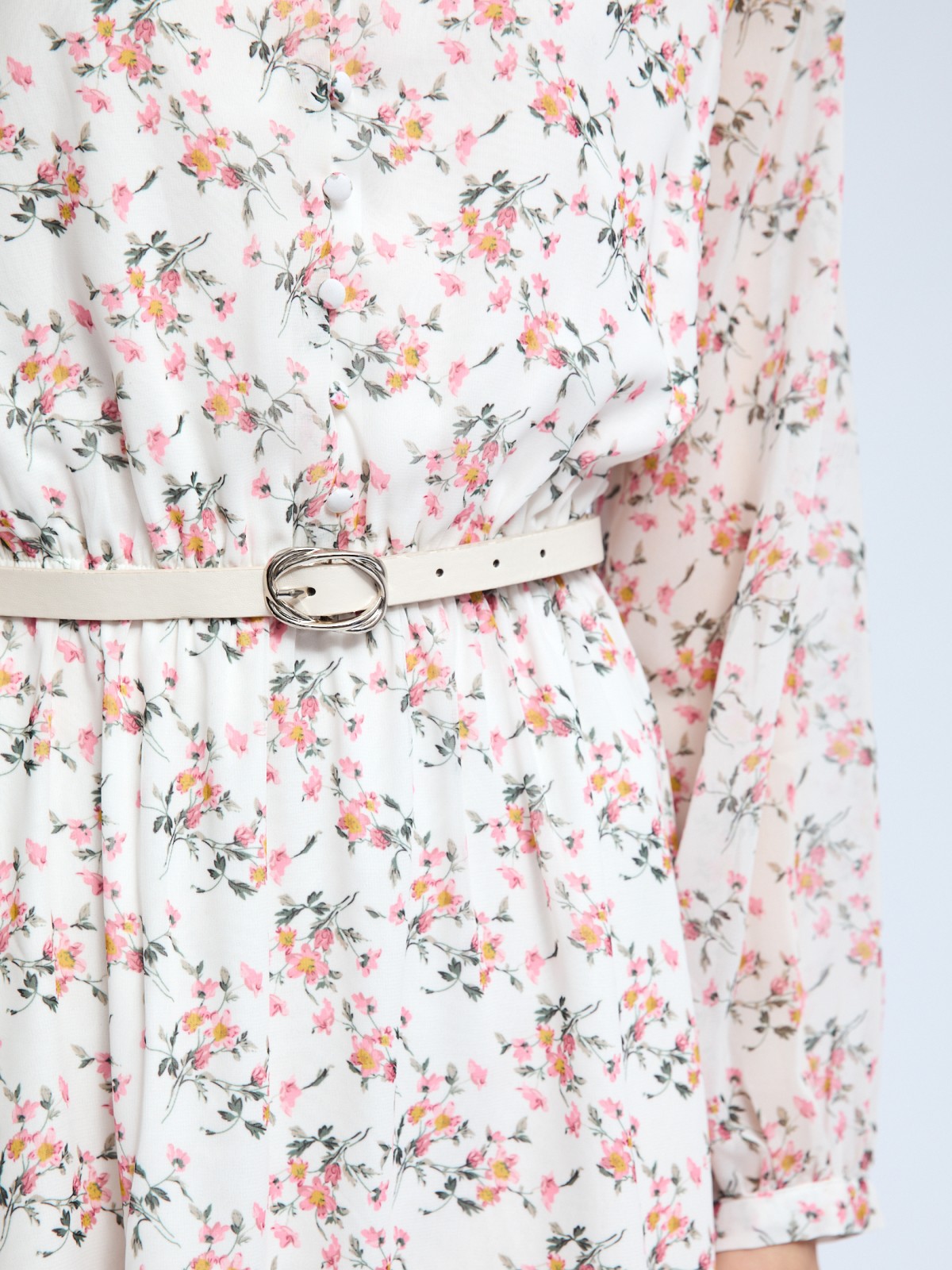 Шифоновое платье мини с вырезом и ремнём