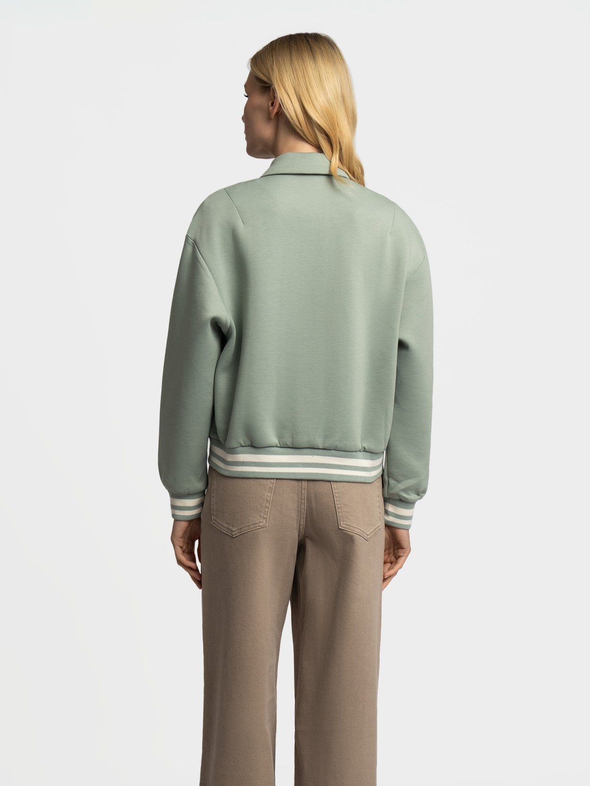 Трикотажный бомбер с воротником