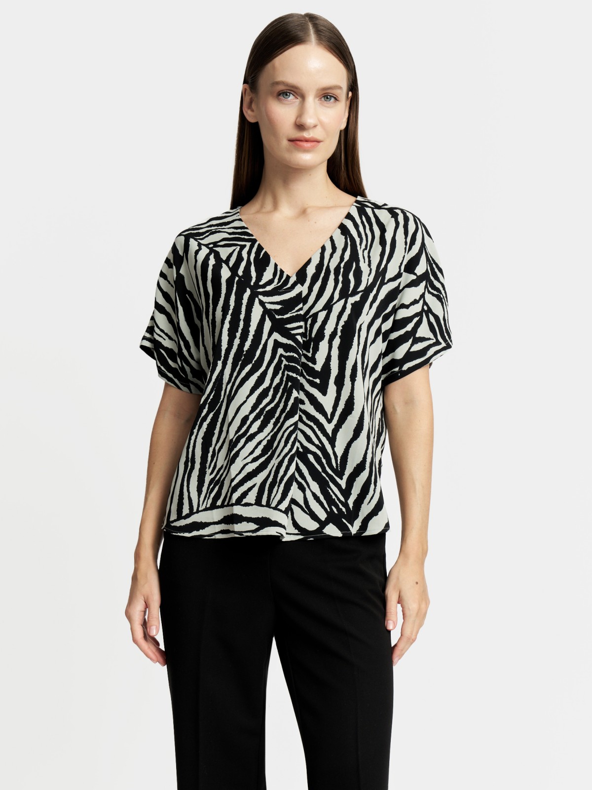 Блузка с вырезом и коротким рукавом