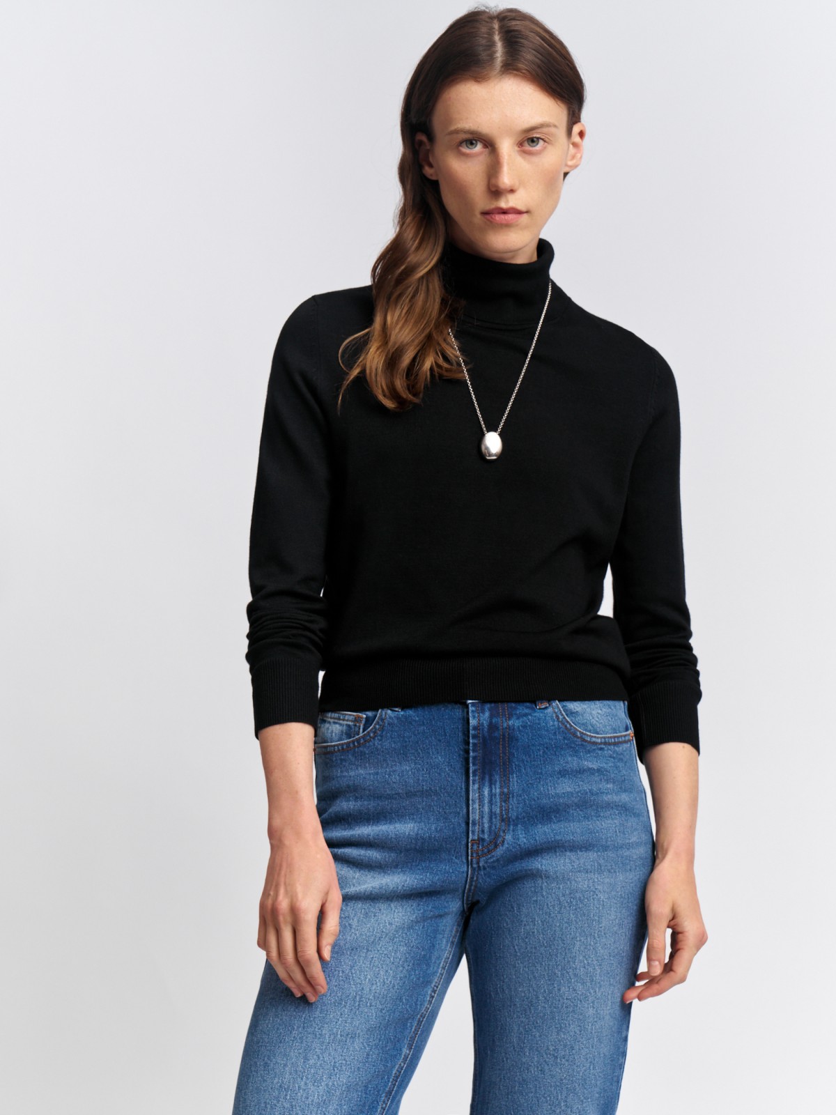 Тонкий свитер-водолазка с горлом