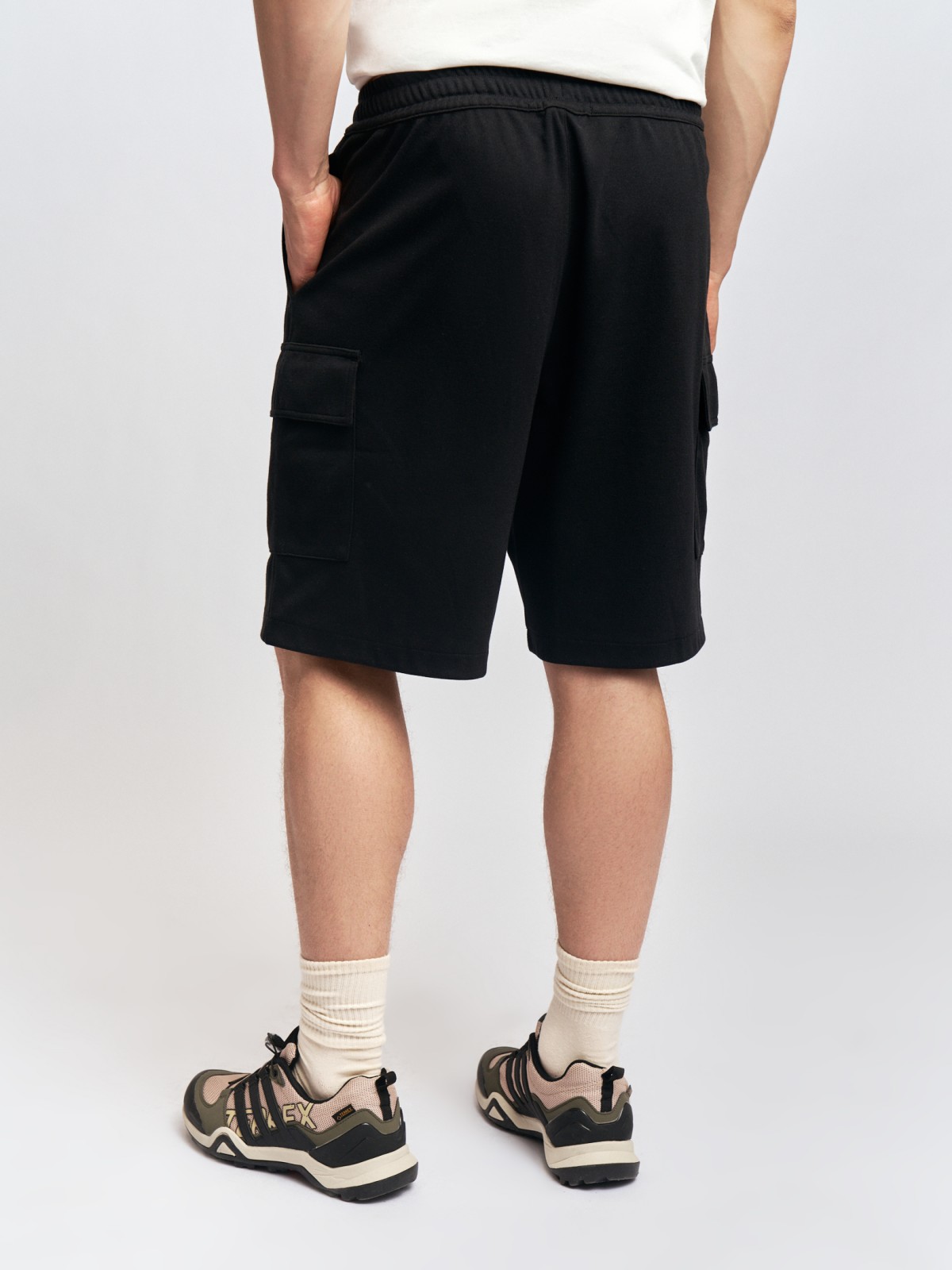 Шорты на резинке с карманами карго