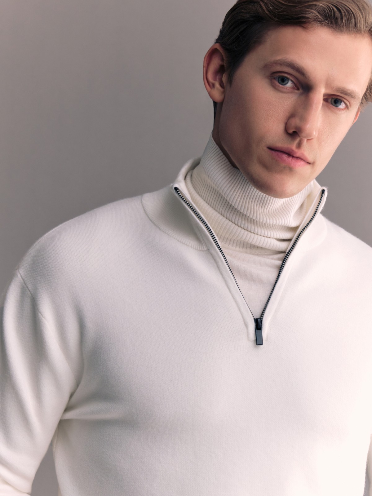 Тонкий трикотажный свитер с горлом на молнии 2299₽