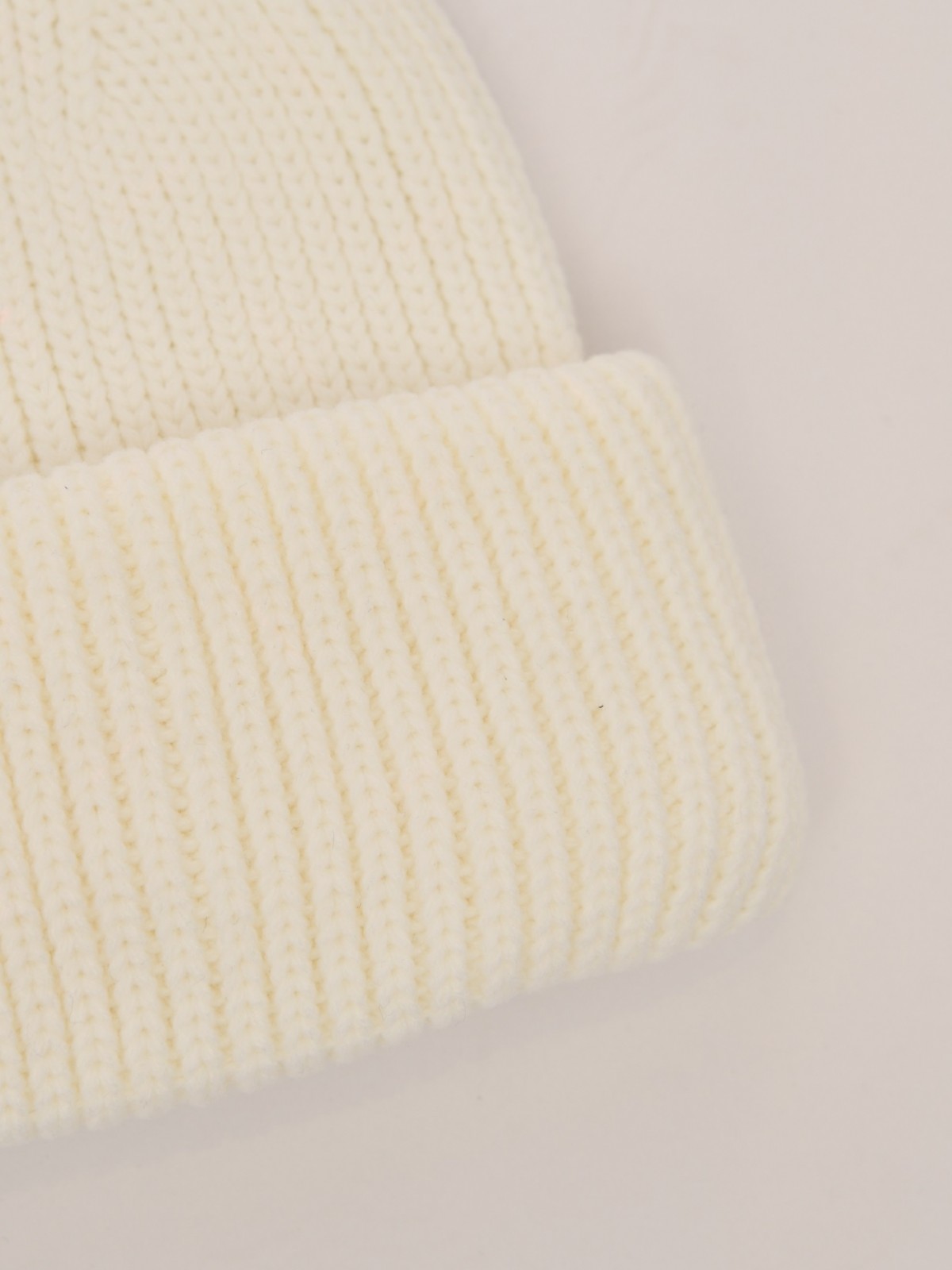 Тёплая вязаная шапка-бини из акрила с отворотом