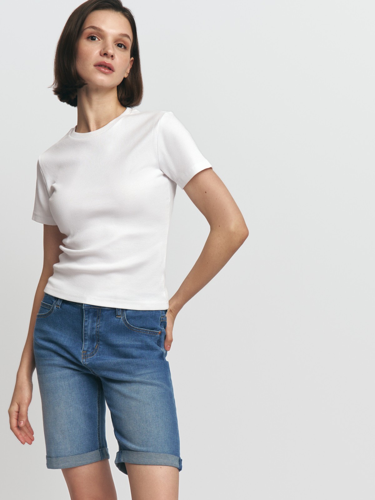 Джинсовые удлинённые шорты с отворотами