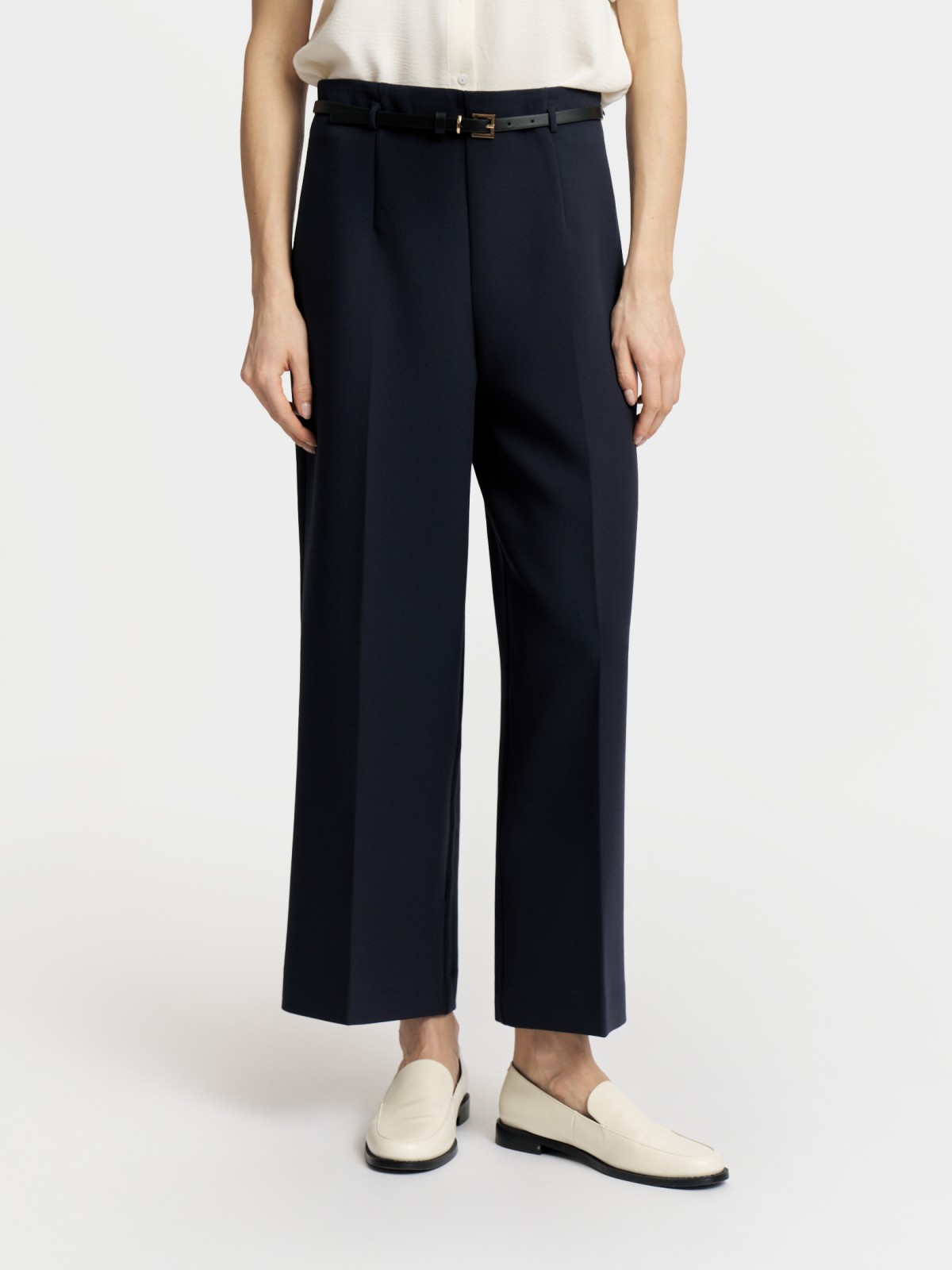 Прямые брюки со стрелками и ремнём