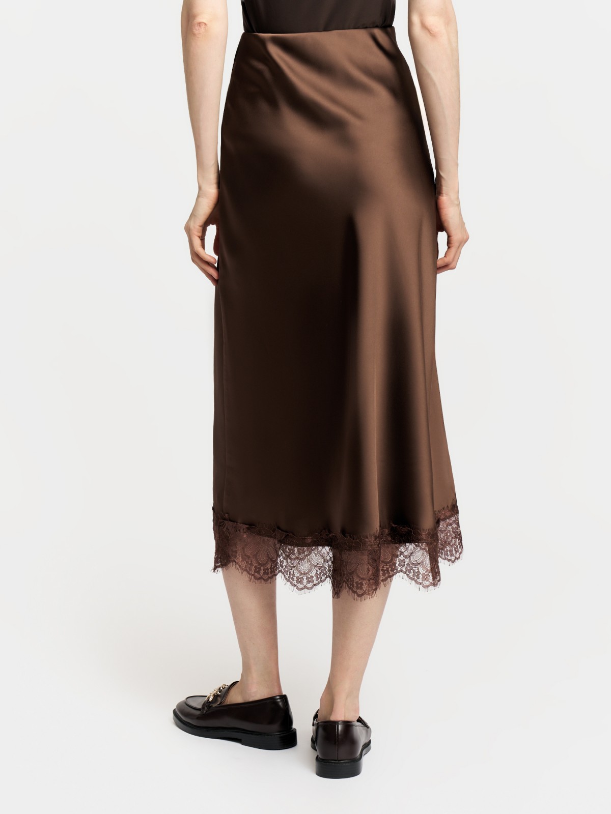 Атласная юбка миди с кружевом