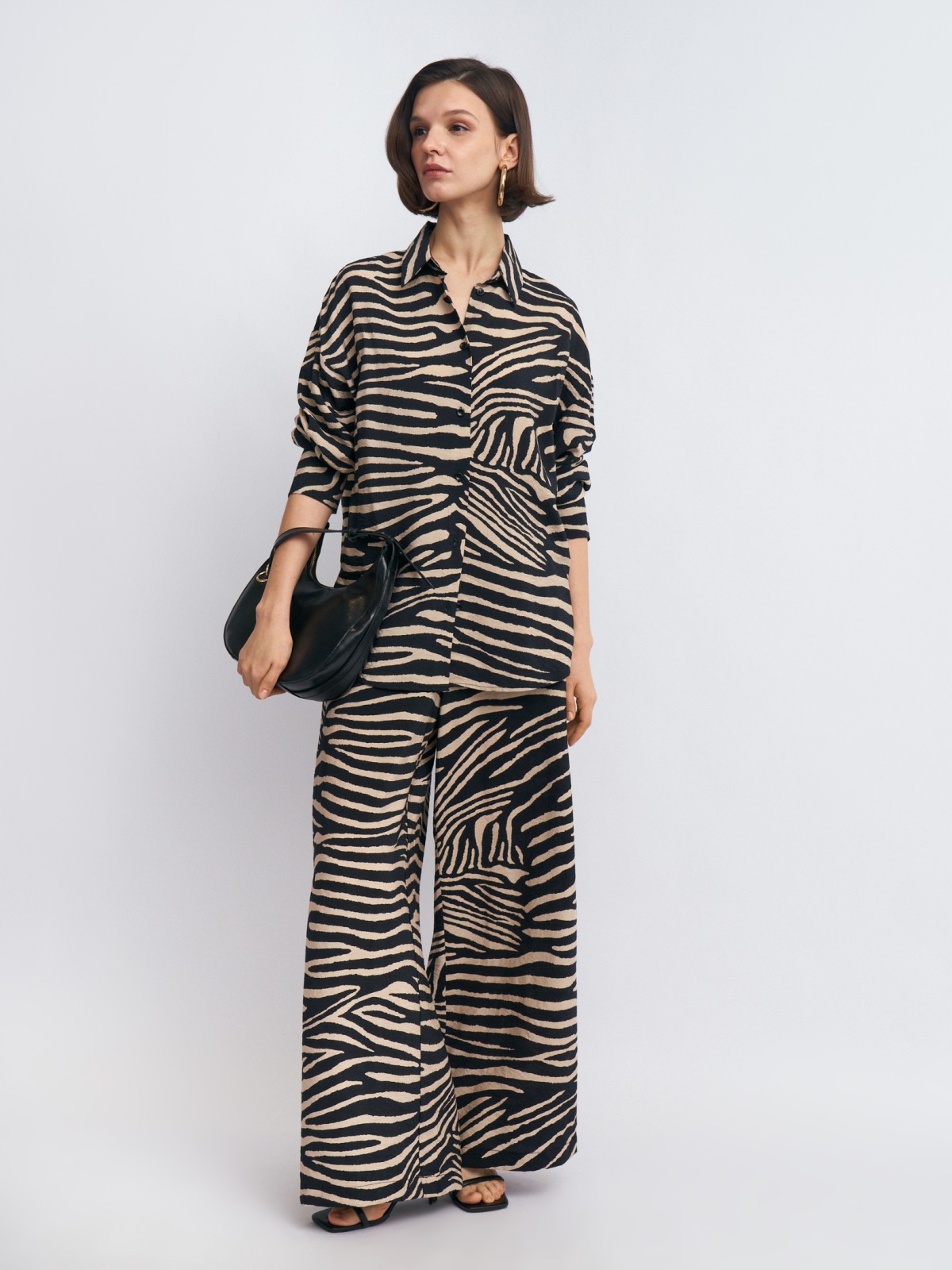 Широкие прямые брюки на резинке в полоску