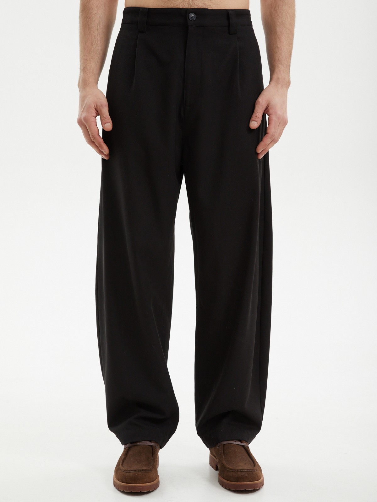 Брюки свободного фасона с защипами