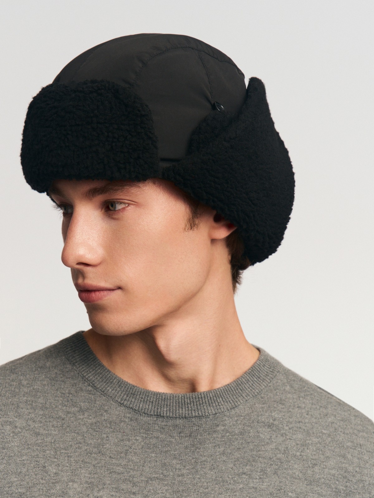 Тёплая шапка-ушанка на синтепоне