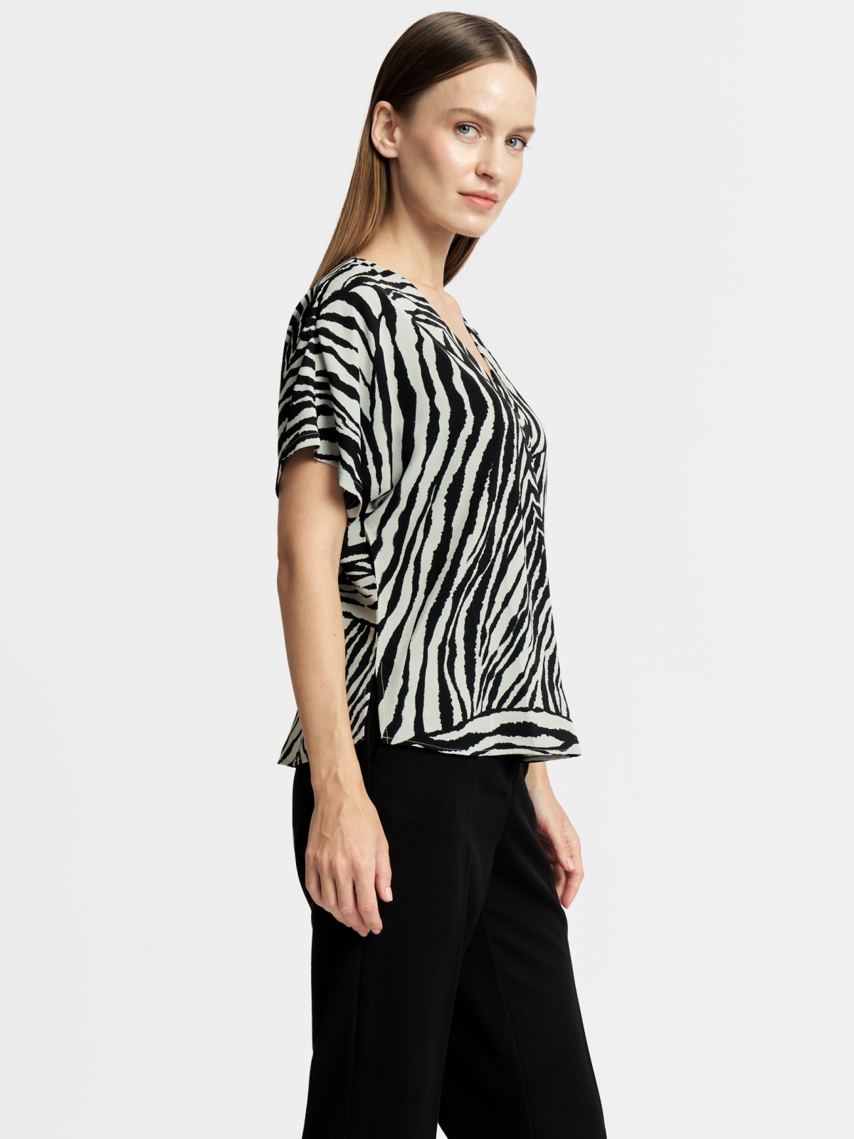 Блузка с вырезом и коротким рукавом