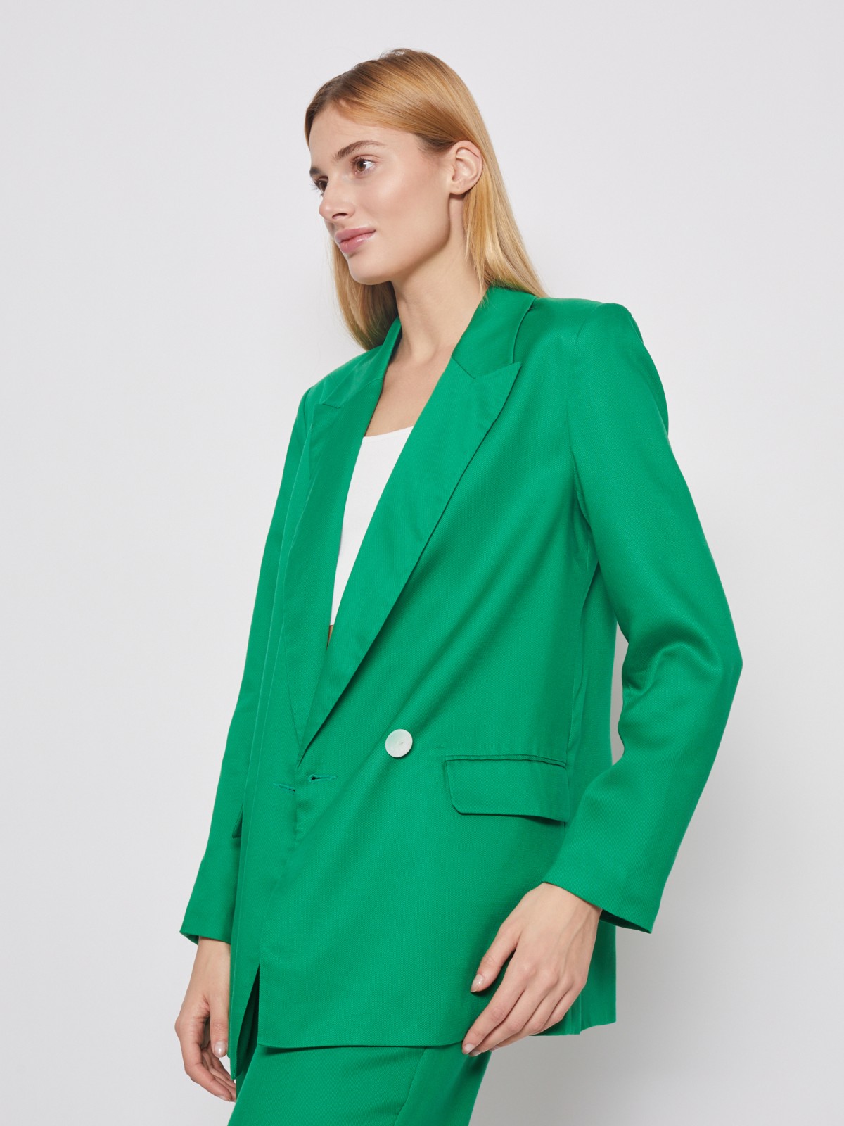 Двубортный пиджак на пуговицах