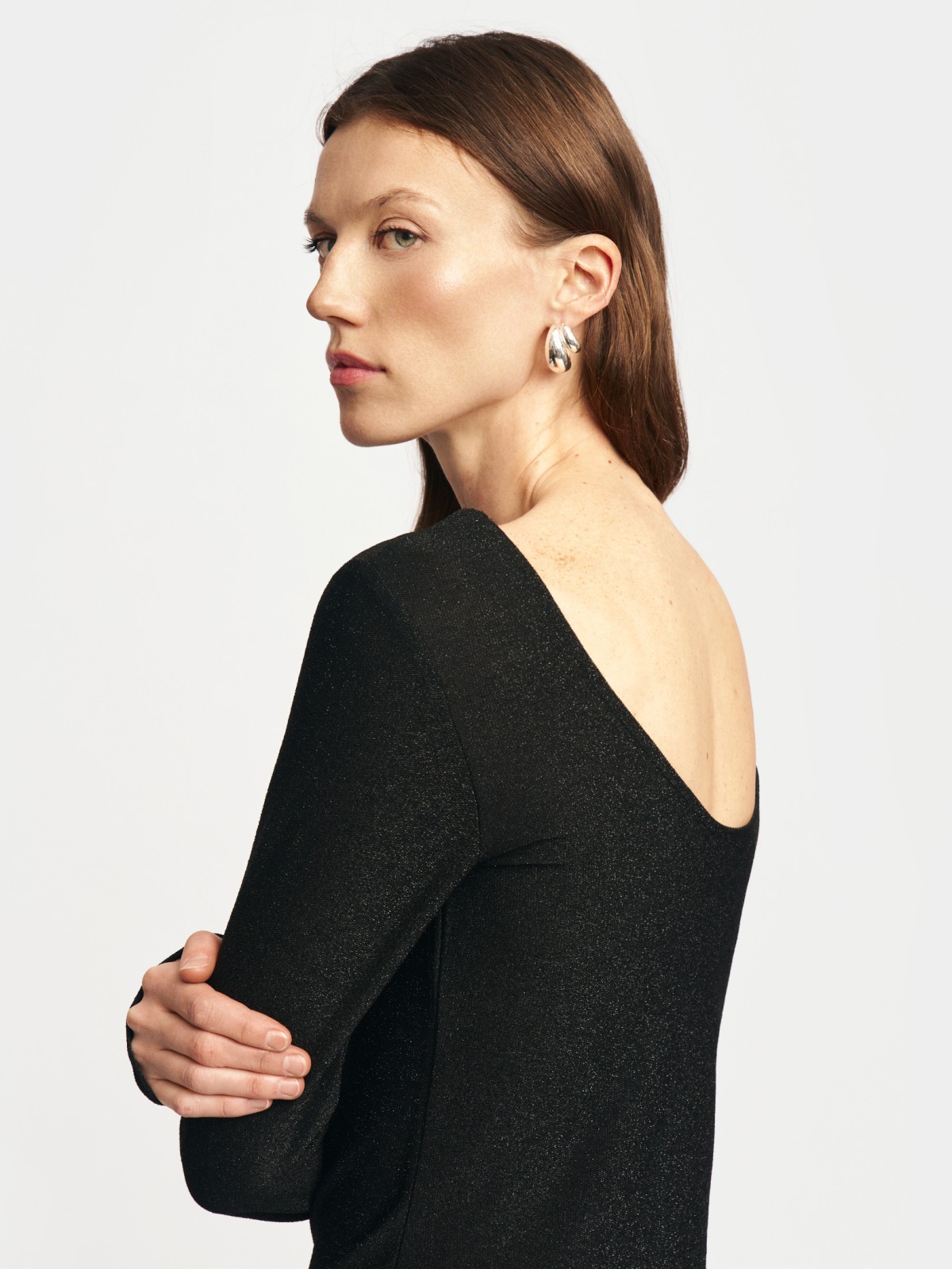 Платье мини с вырезом на спине и люрексом