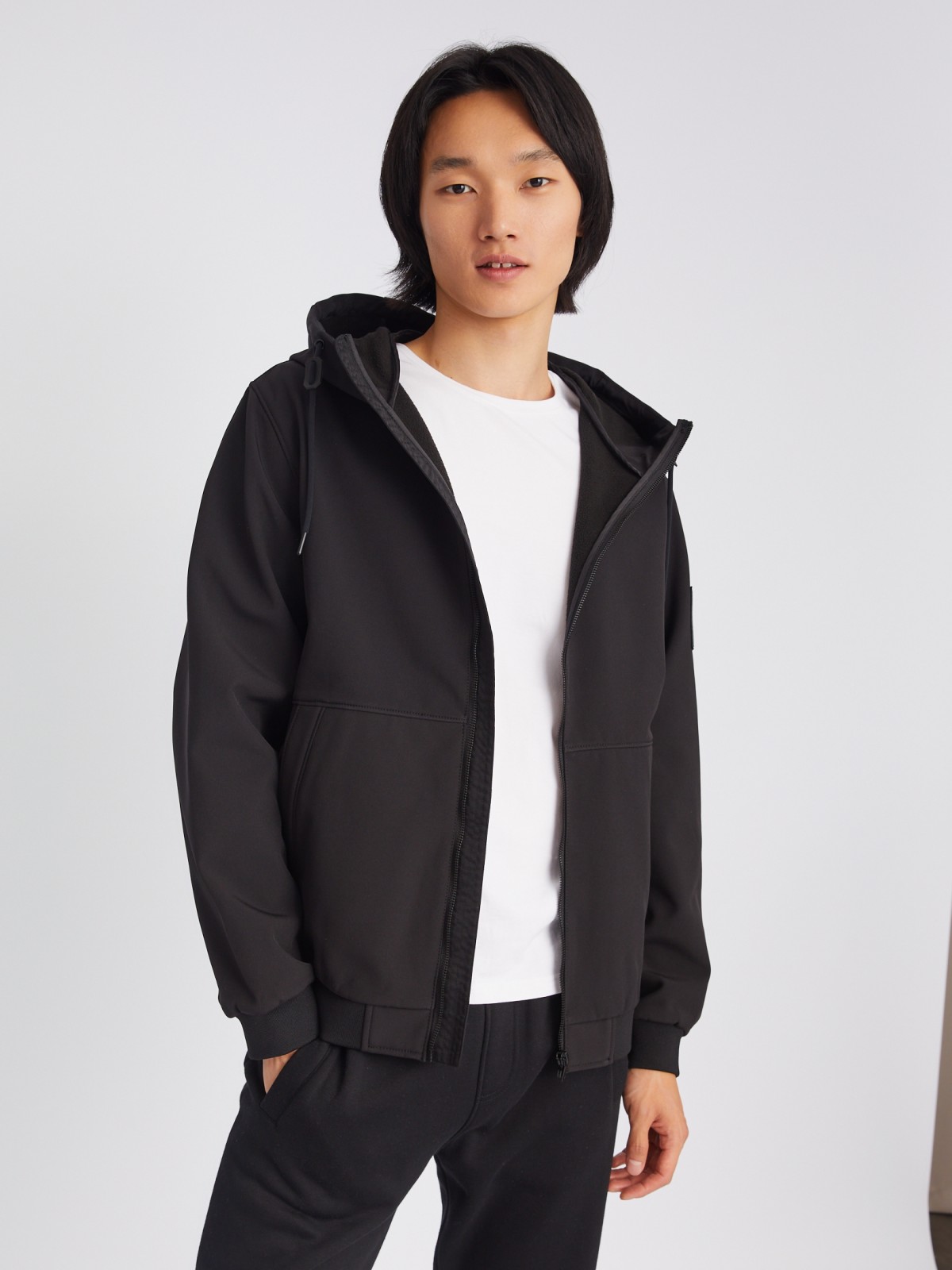 Лёгкая куртка-ветровка без утеплителя с капюшоном zolla 013325602024, цвет черный, размер S