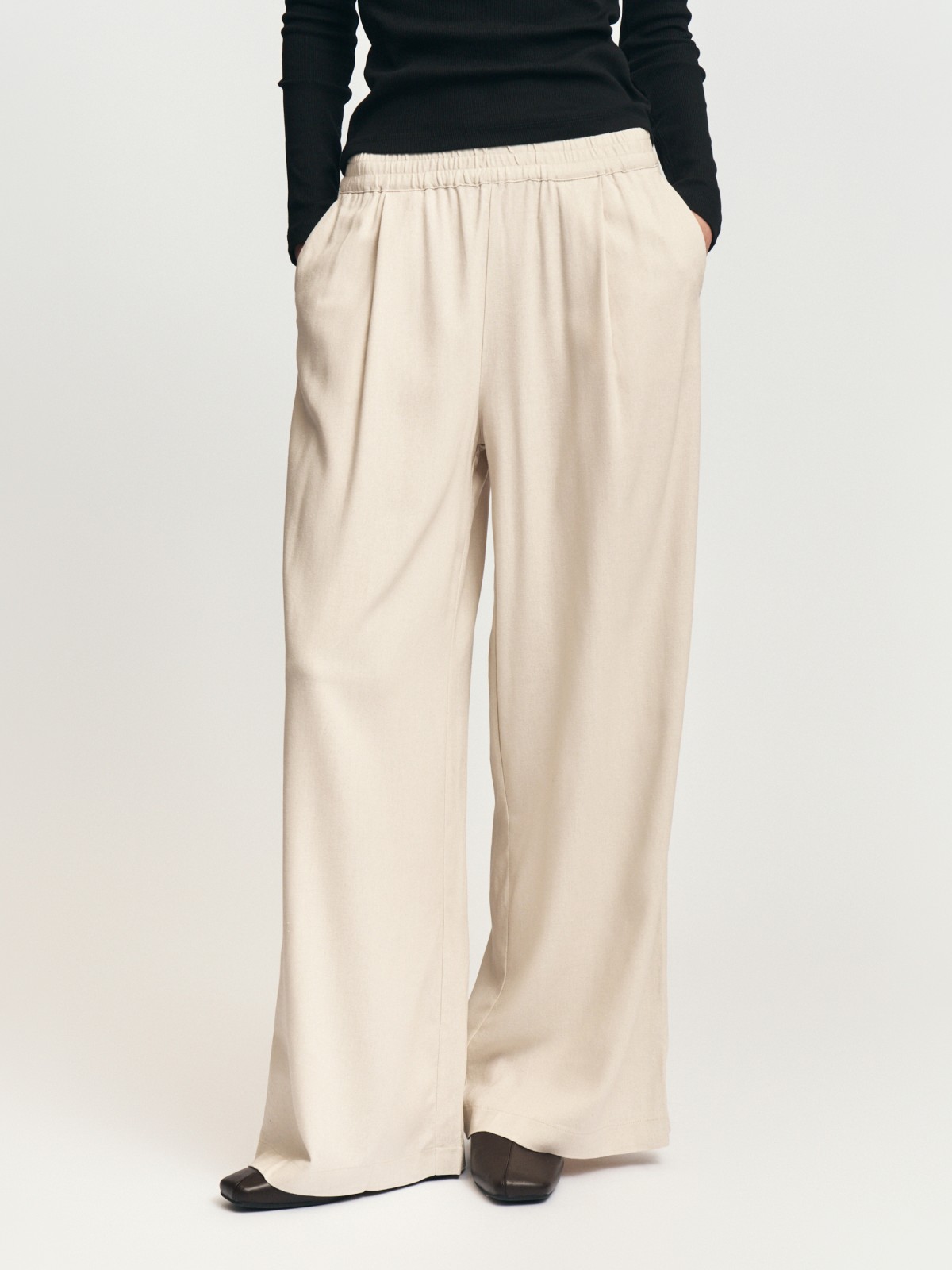 Льняные брюки на резинке со стрелками