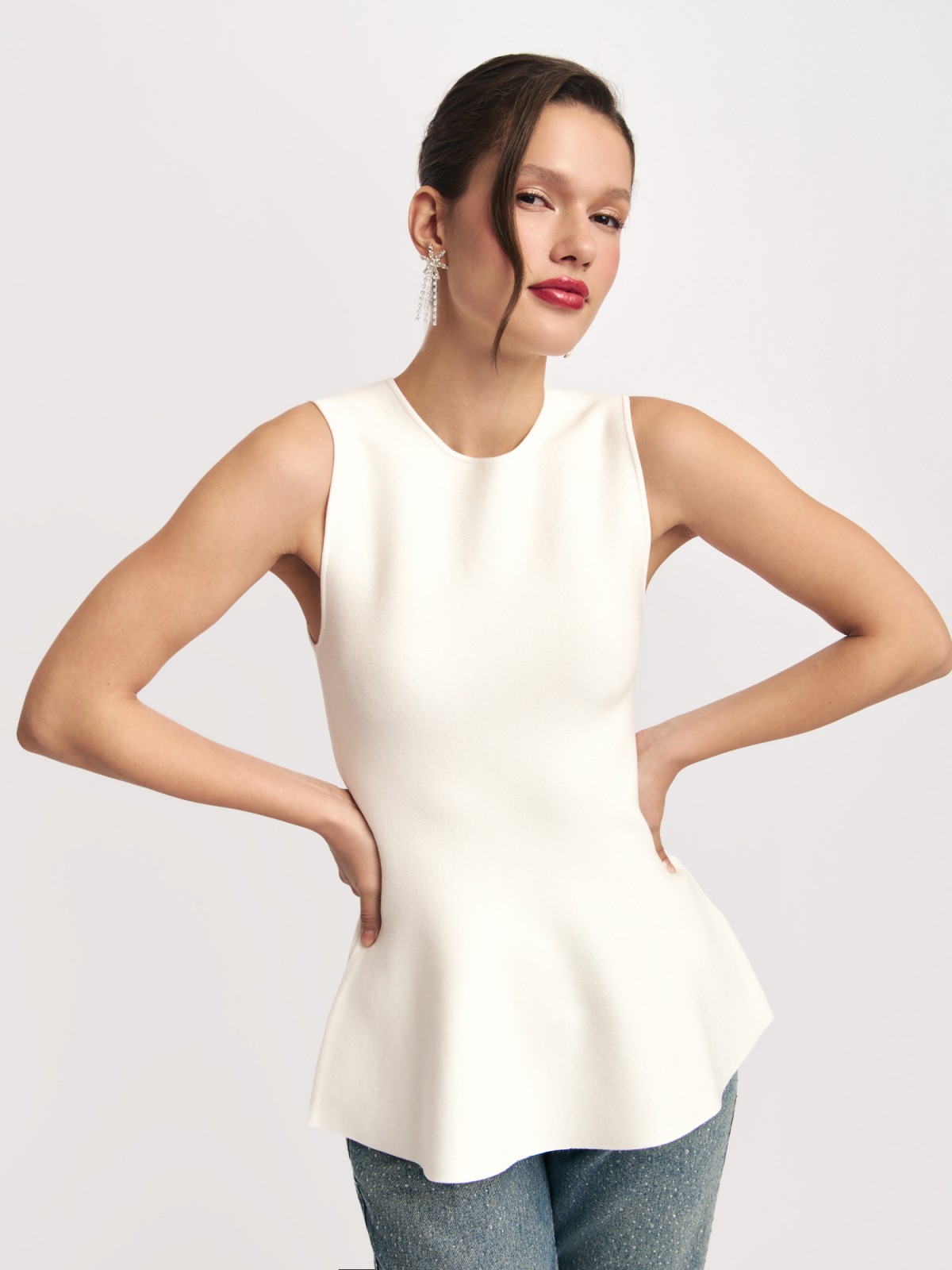 Топ без рукавов с баской