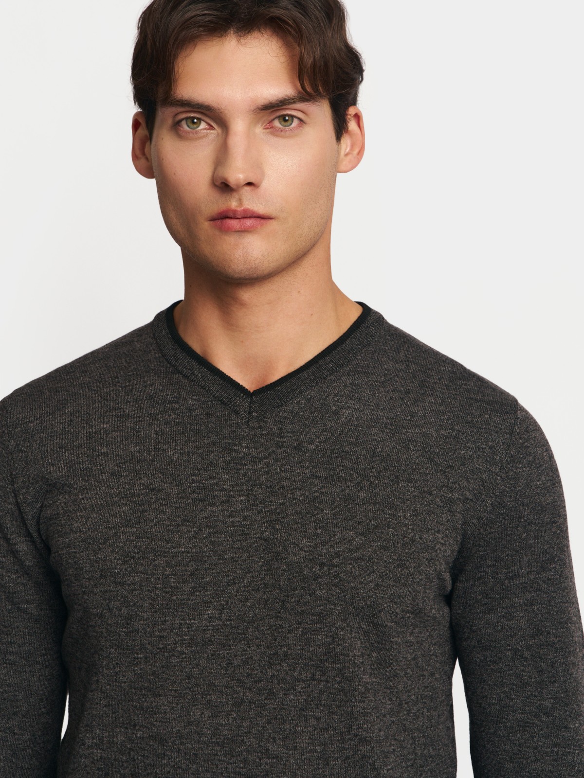 Тонкий трикотажный джемпер с вырезом