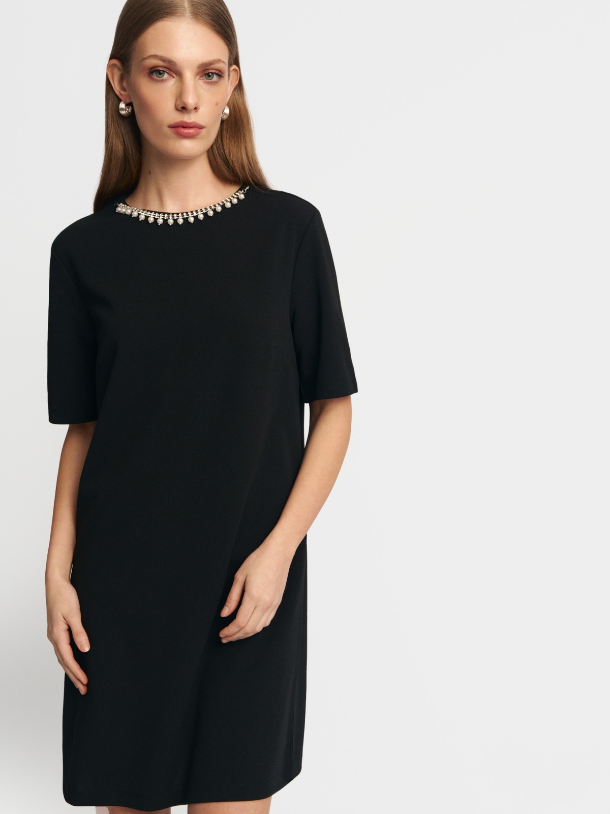 Платье мини с коротким рукавом и цепочкой