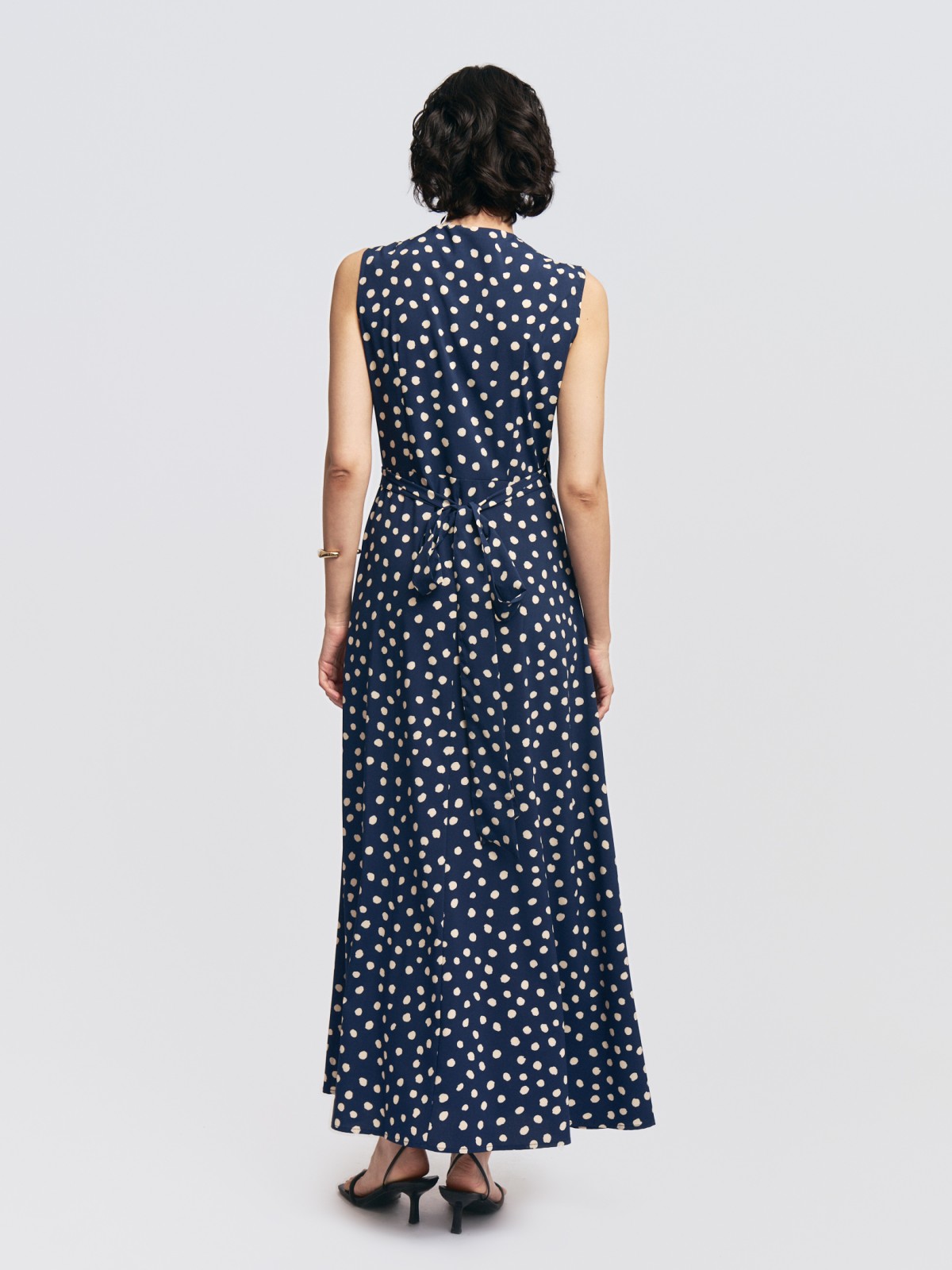 Платье длины макси без рукавов с запахом