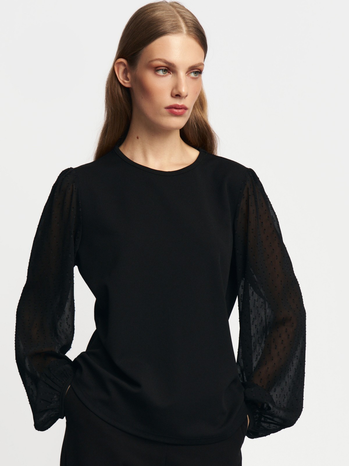 Трикотажная блузка с акцентом на рукавах