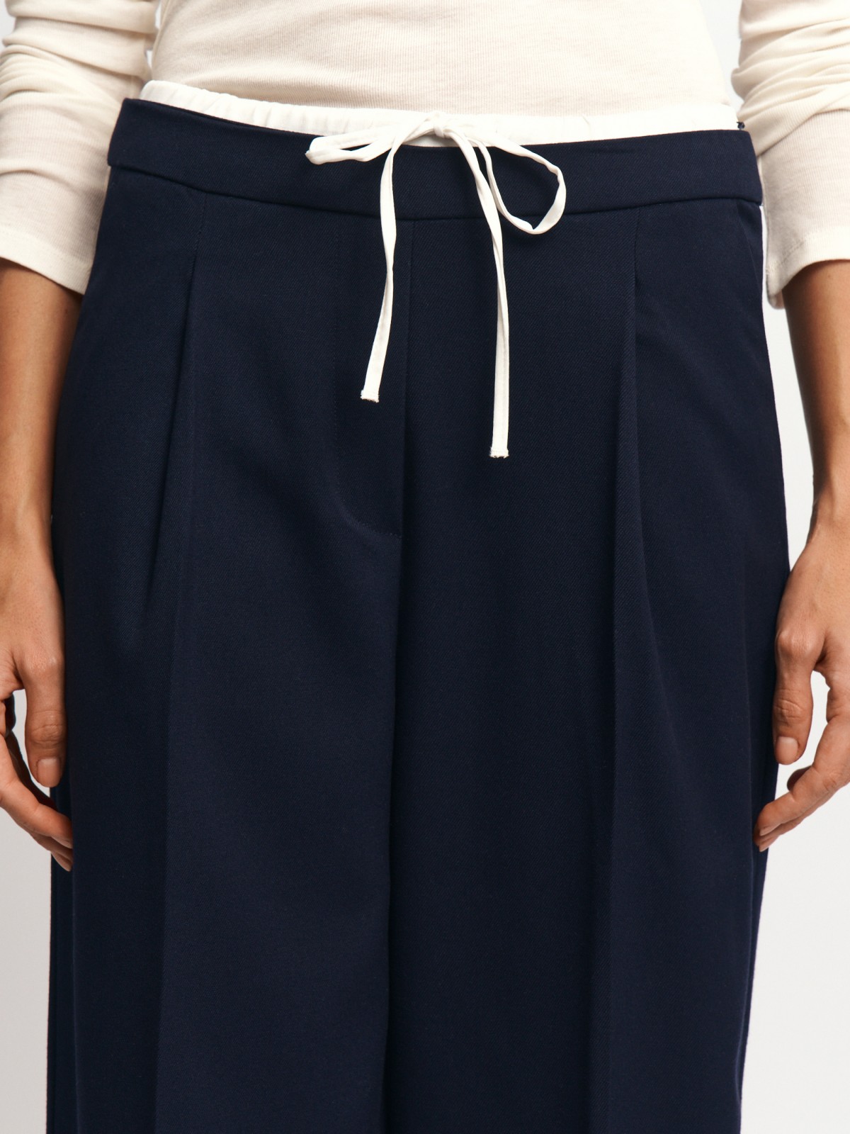 Брюки прямого силуэта с двойным поясом